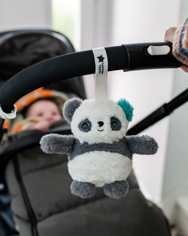 Závesná hračka Tommee Tippee Grofriend Pip the Panda Contrast s melódiou