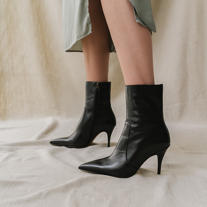 Bottines à talons et bouts pointus  en cuir vielli noir