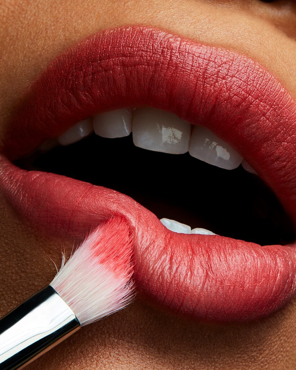 MAC POWDER KISS LŪPŲ DAŽAI – MATINIS – DRĖKINAMASIS – MAITINAMASIS