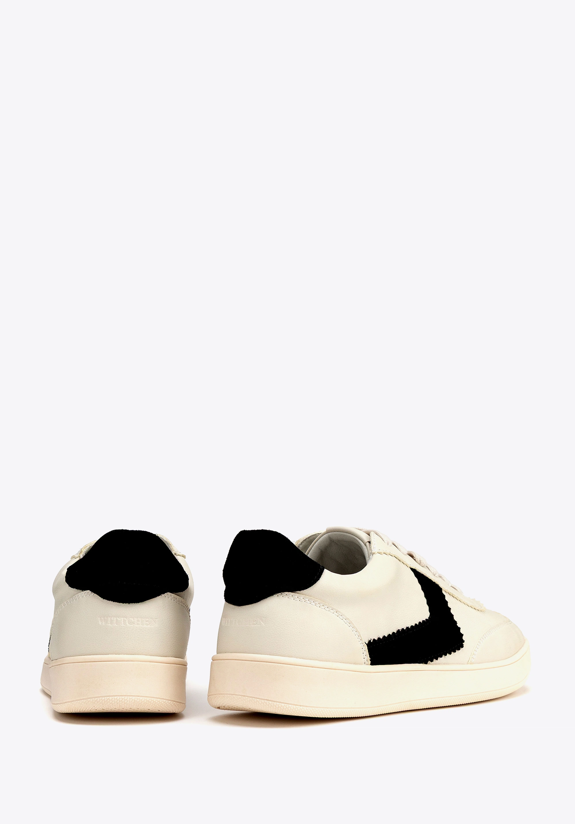 Zamszowe sneakersy z kontrastowymi wstawkami z ekoskóry beżowo - czarne