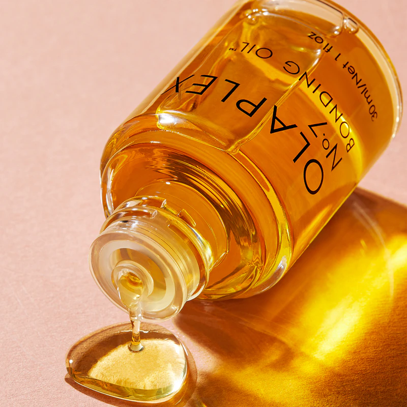 Olaplex N°7 Bonding Oil, een regenererende olie voor haar dat beschadigd is door veelvuldig föhnen.
