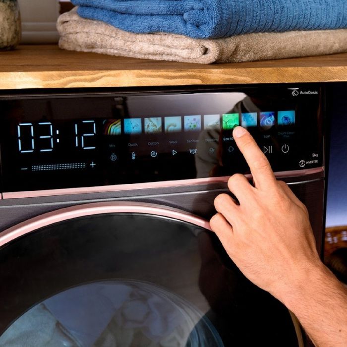 Lavatrice a carica frontale Cecotec Bolero DressCode 9900 da 9 kg, con tecnologia Inverter, display a colori, finitura acciaio, 1400 giri/min e schermo da 10,3
