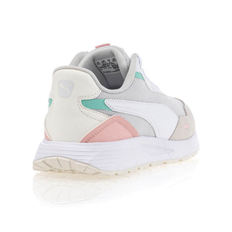 Zapatillas deportivas para mujer color beige.