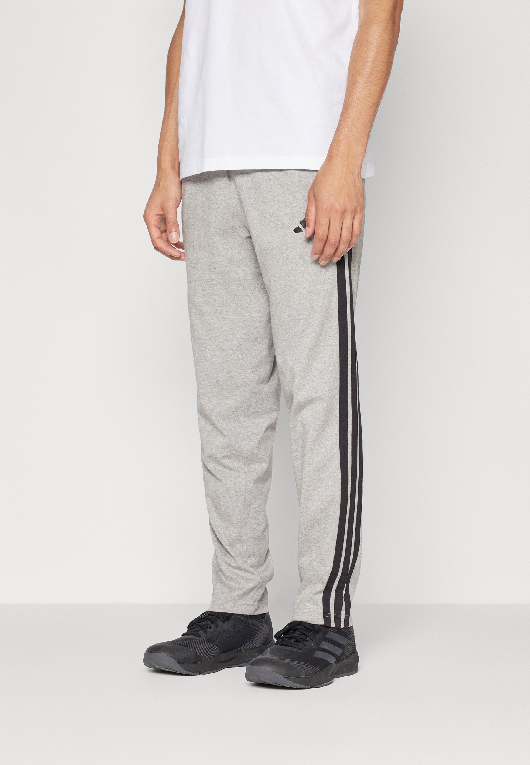 adidas Sportswear ESSENTIAL THREE STRIPES SINGLE - Dressipüksid - hall/must