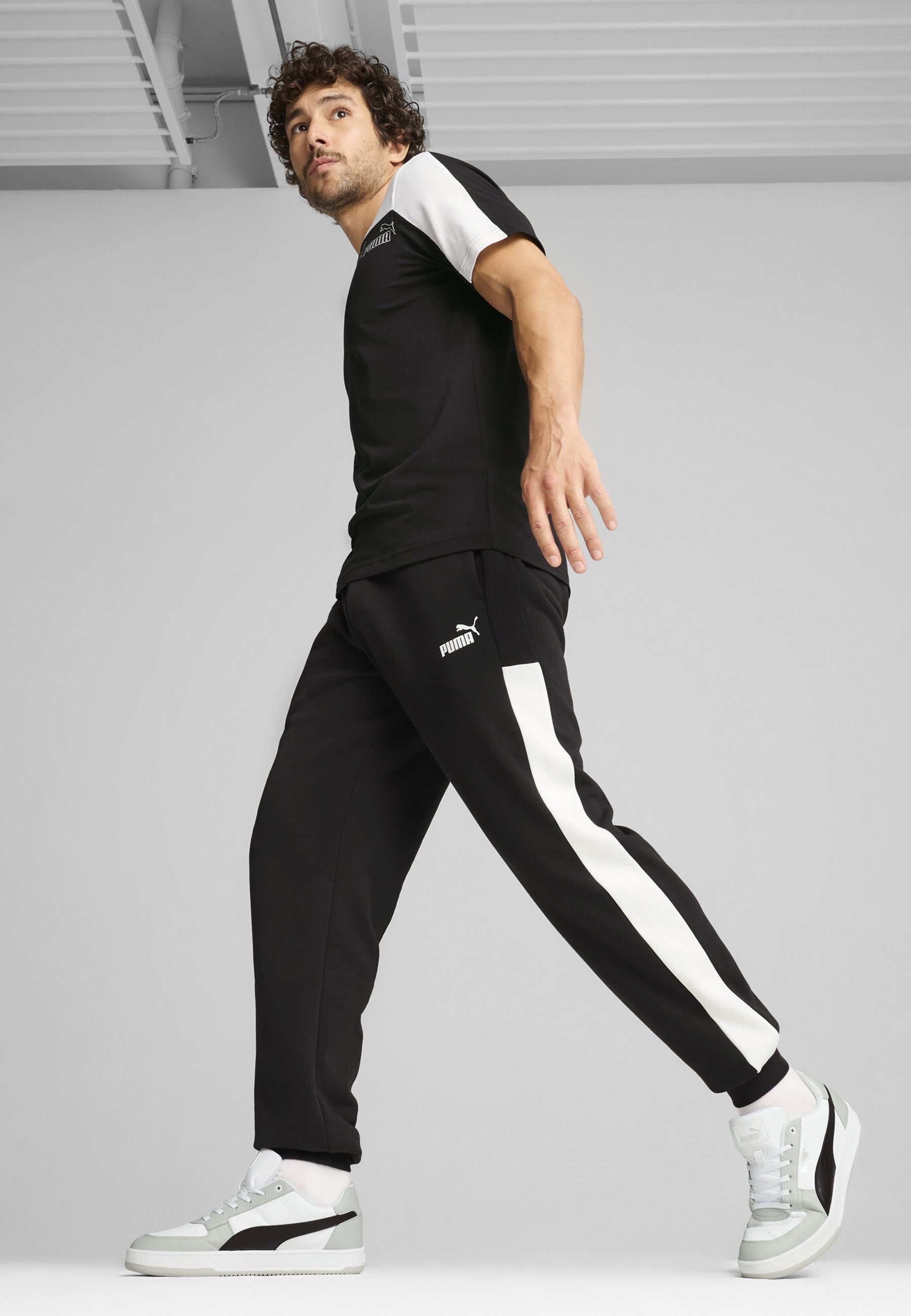 Pantaloni della tuta Puma AROUND THE BLOCK - neri