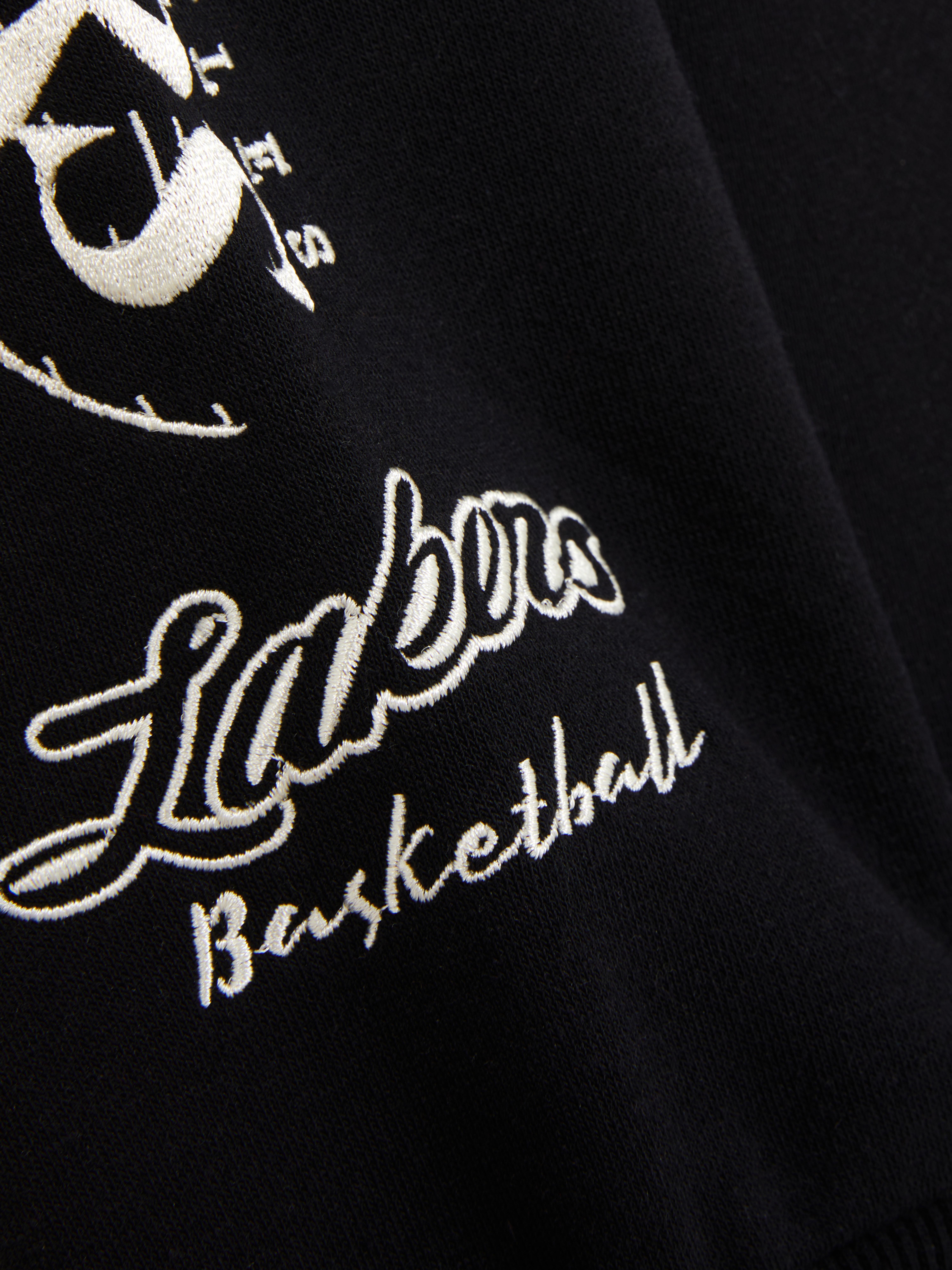 Pantaloni de trening cargo asortați cu echipa NBA Los Angeles Lakers. Acești pantaloni de trening cargo cu manșete la gleznă au o bandă cu șnur în talie și logo-uri Lakers.