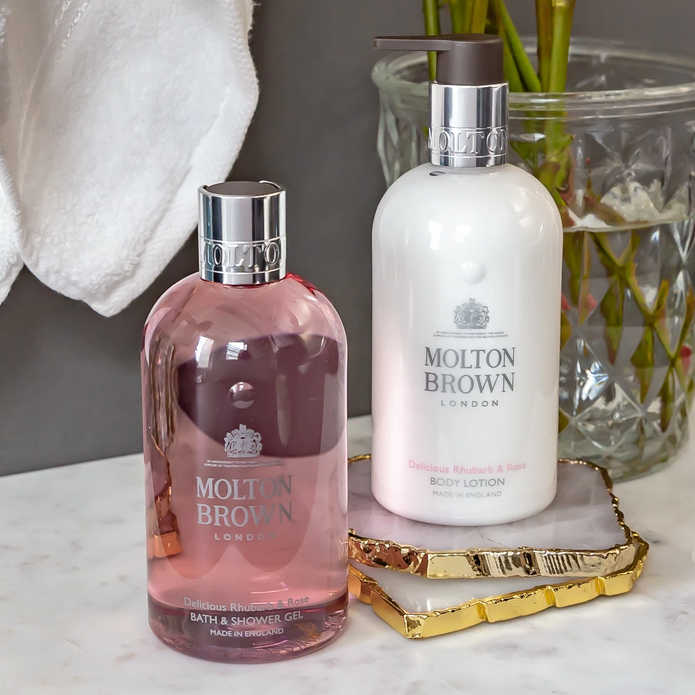Pyszny balsam do ciała o zapachu rabarbaru i róży 300 ml - Molton Brown