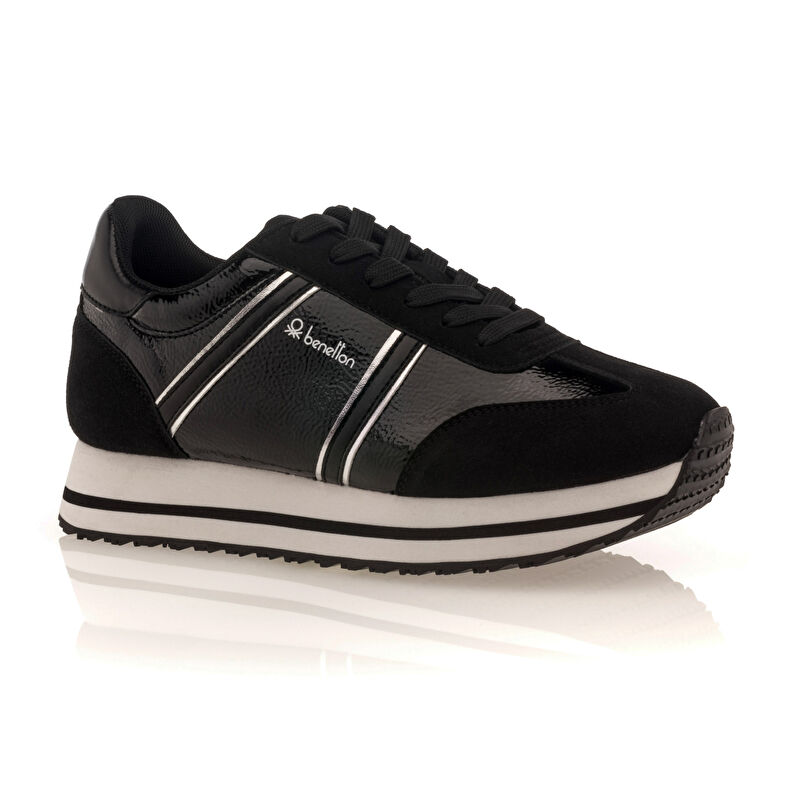 Zapatillas deportivas para mujer en color negro.