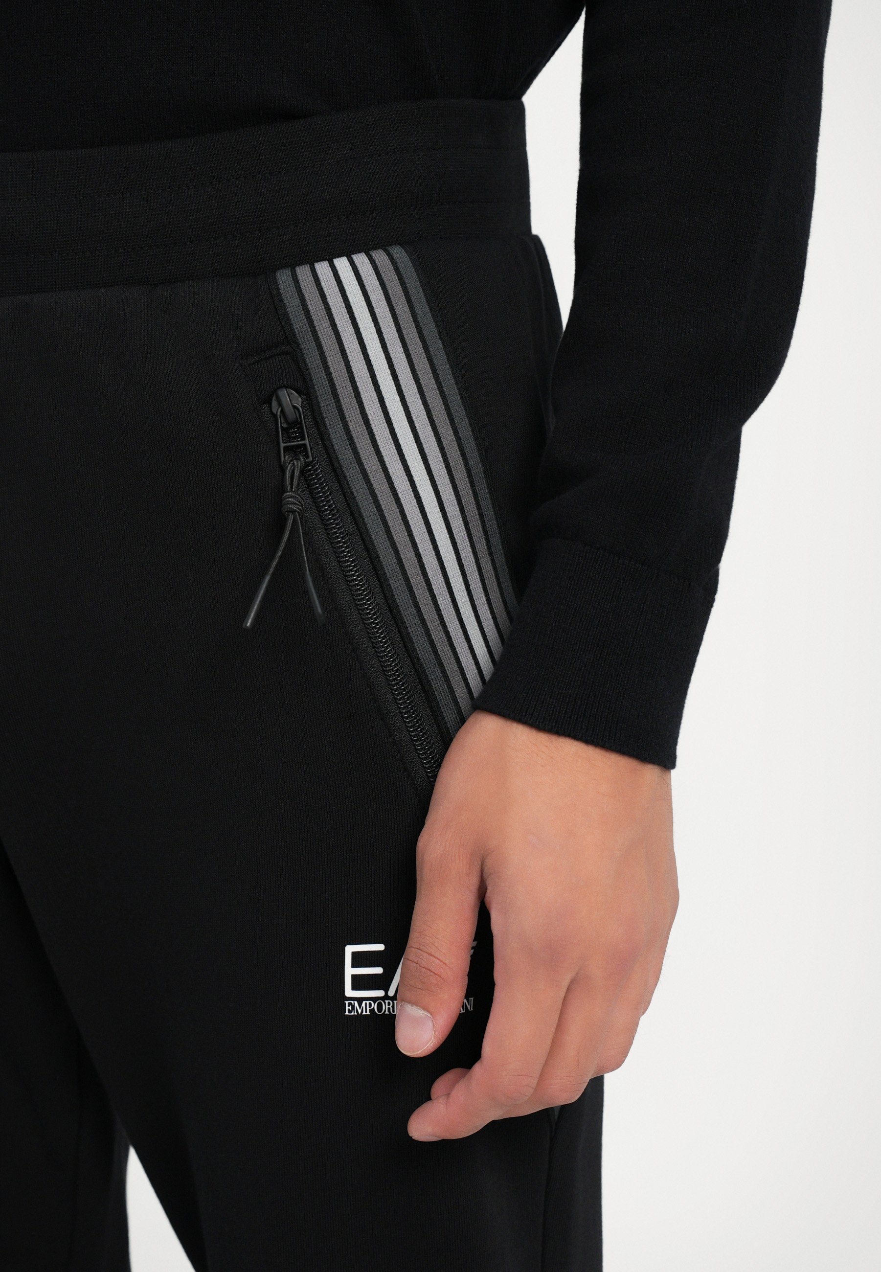 EA7 Emporio Armani Trainingshose – schwarze Schönheit