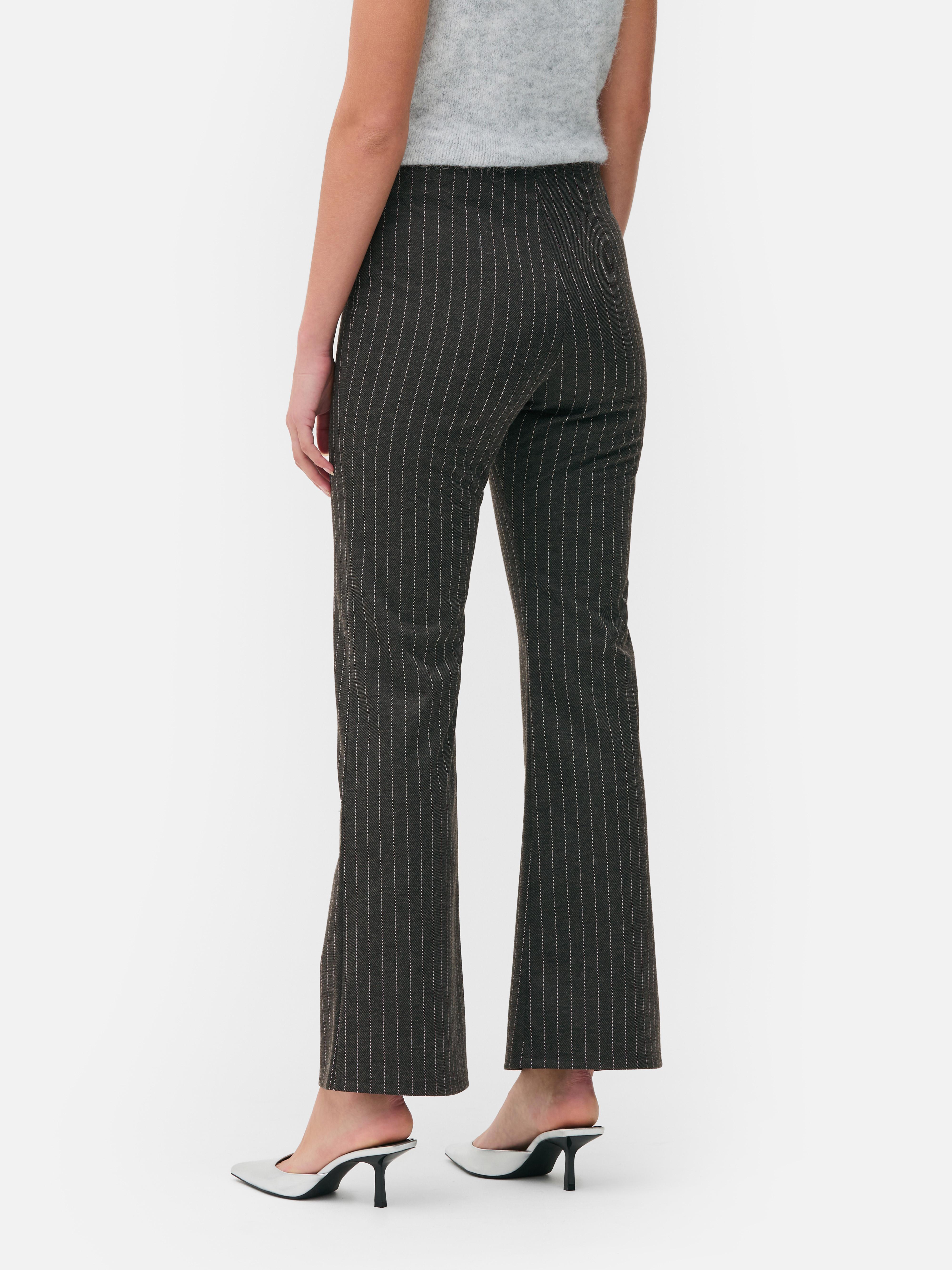 Ausgestellte Pontonhose mit Nadelstreifen. Elegante Pontonhose mit Nadelstreifen und weitem Bein.