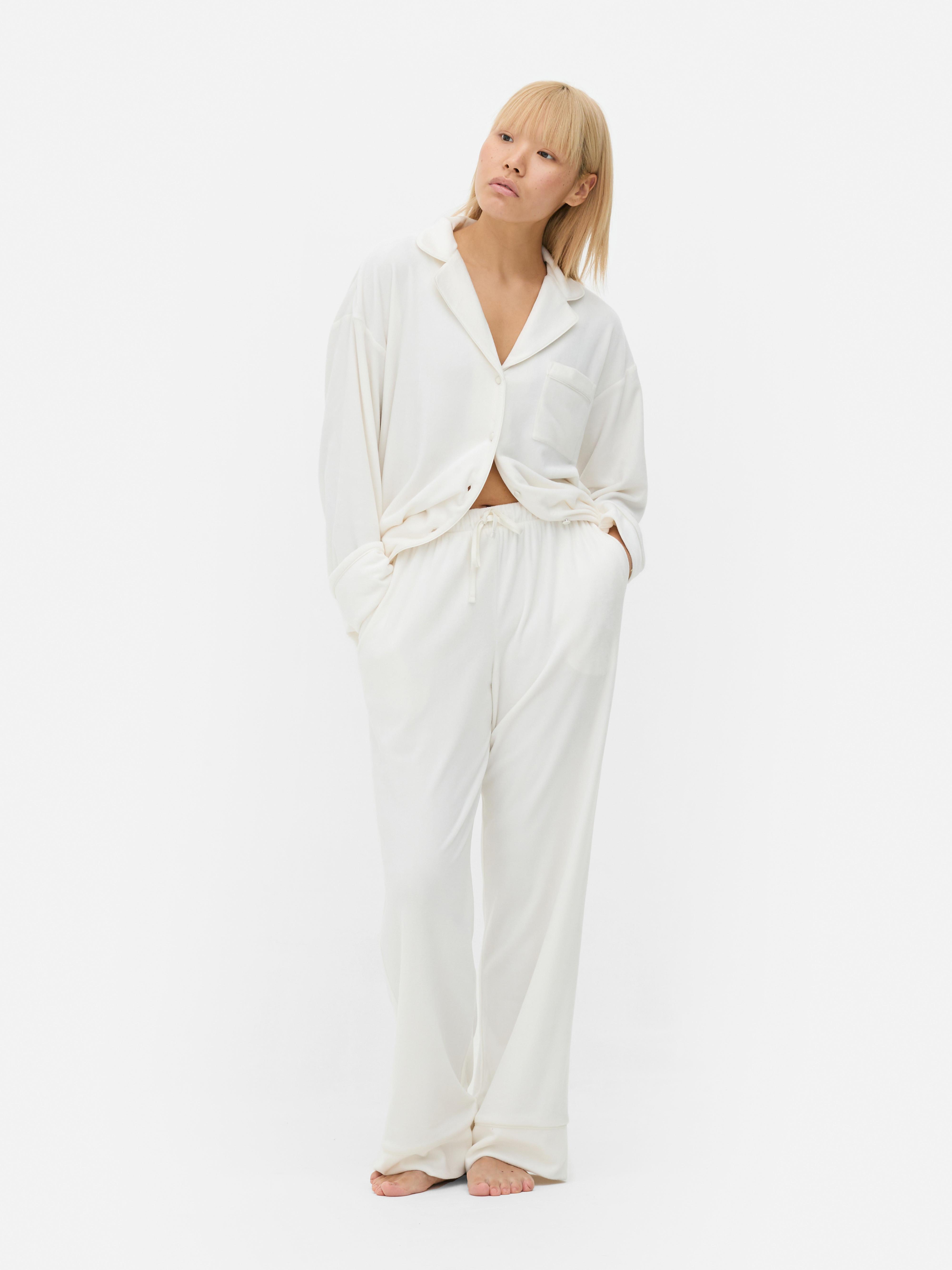 Pantaloni de pijama cu croială largă din fleece minky. Dormiți în lux în acești pantaloni de pijama cu croială largă din fleece minky moale.