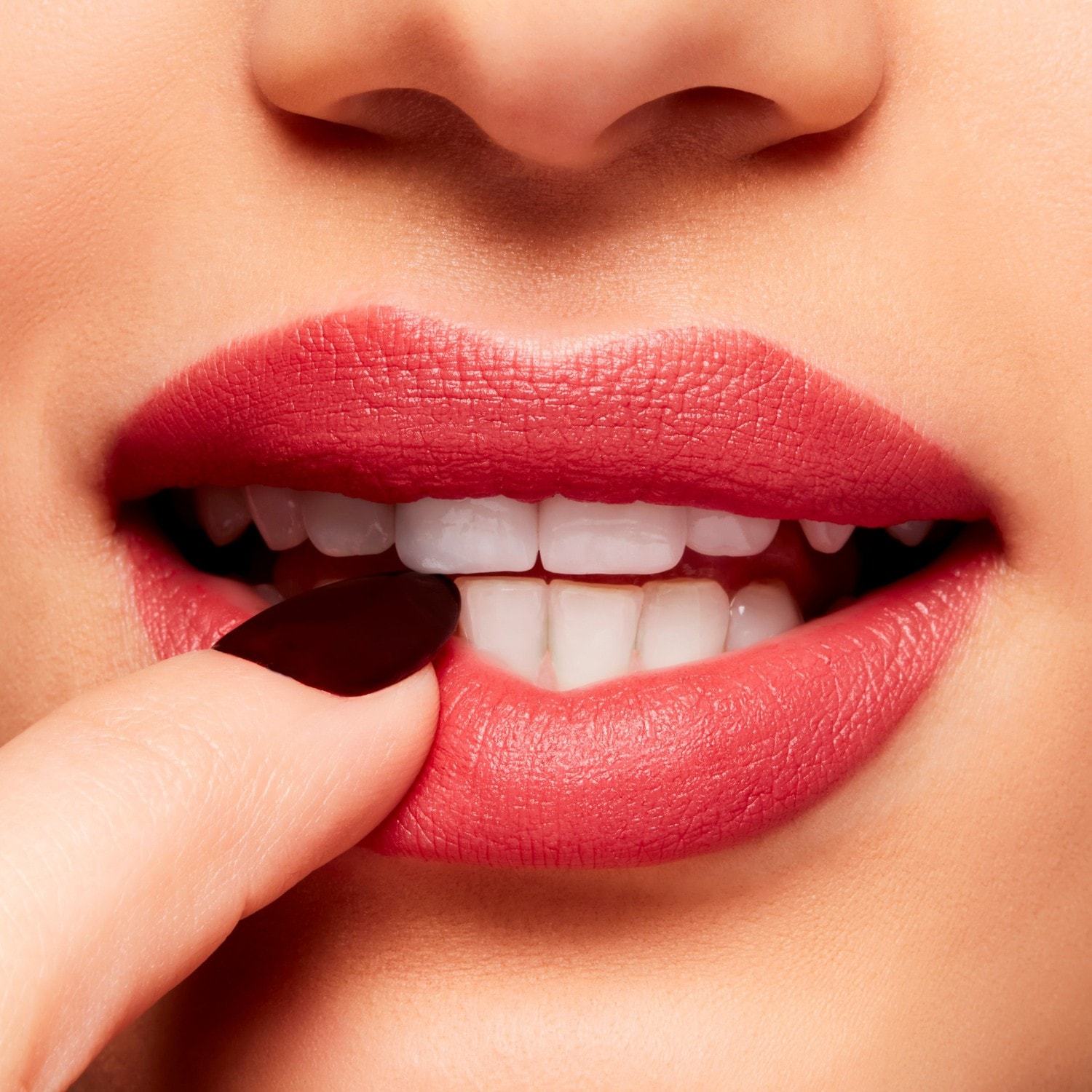 MAC кармин у праху Kiss Velvet Blur Slim Stick - 2,3 г