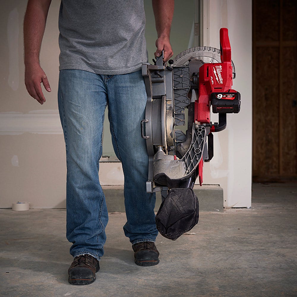MILWAUKEE 18 V-os szénkefe nélküli üzemanyaggal működő 254 mm-es gérvágó fűrész M18FMS254-0