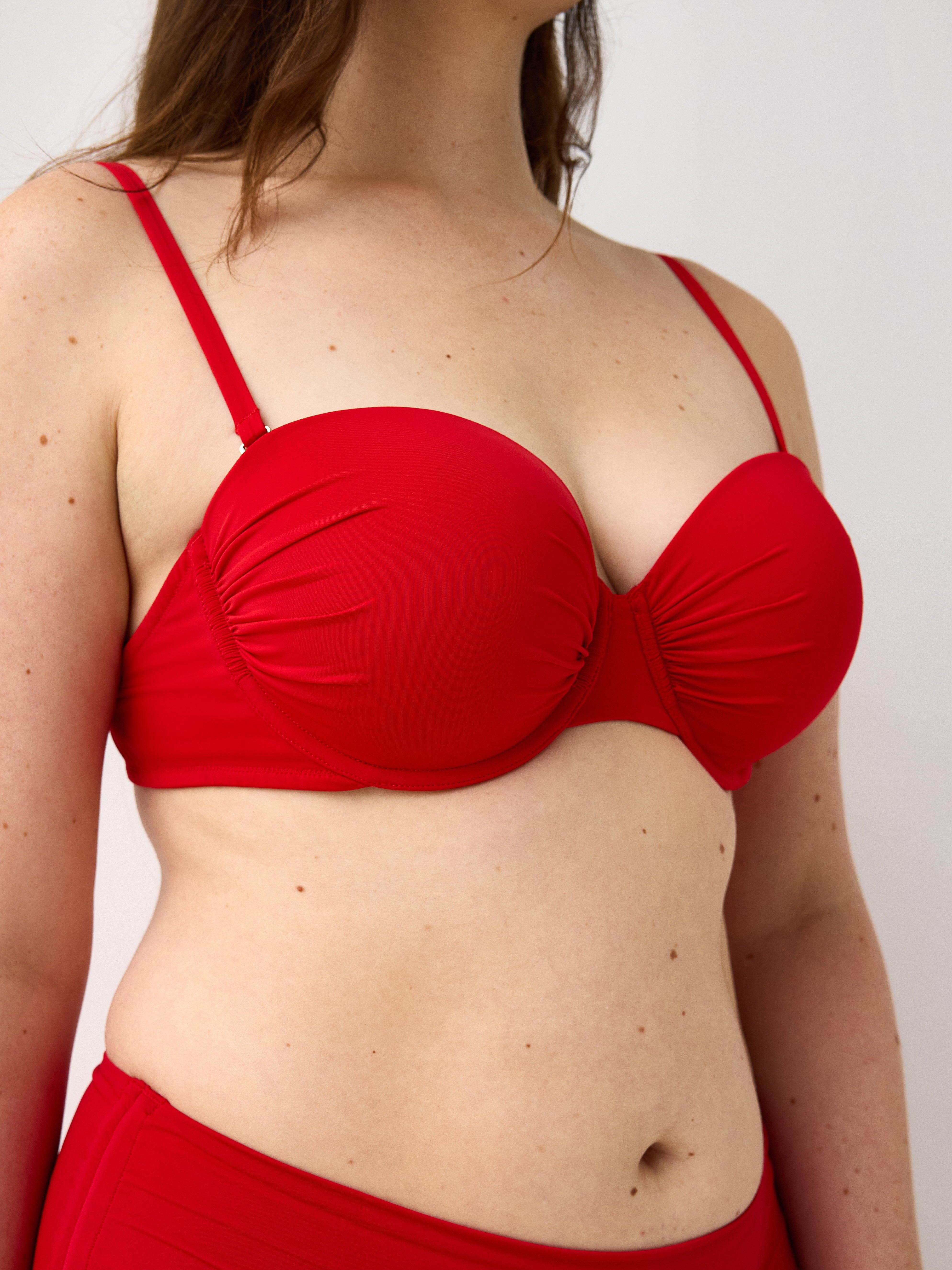 Top de bikini balconette acolchado con aros, color rojo.