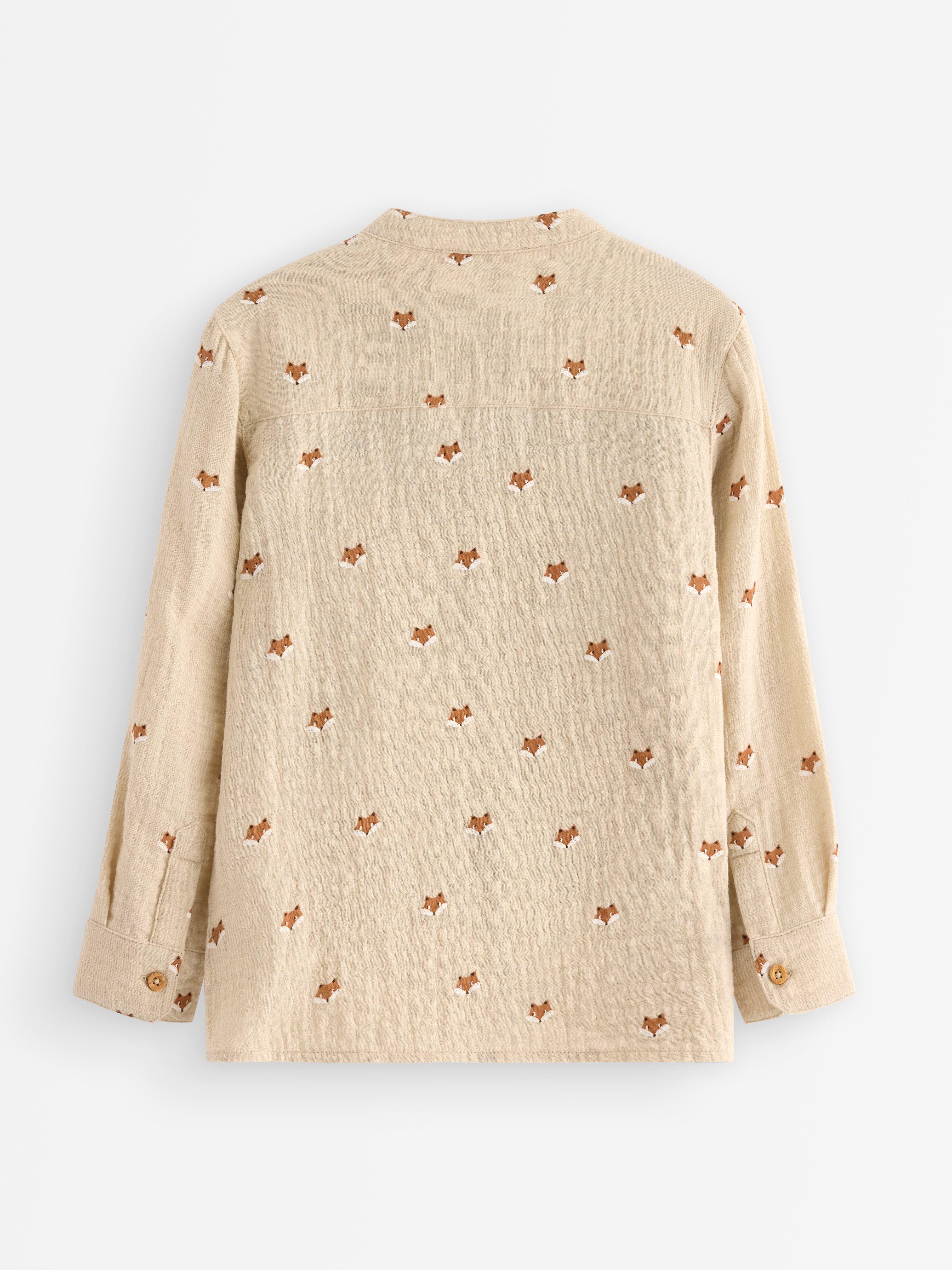 Camisa de algodón color beige claro.