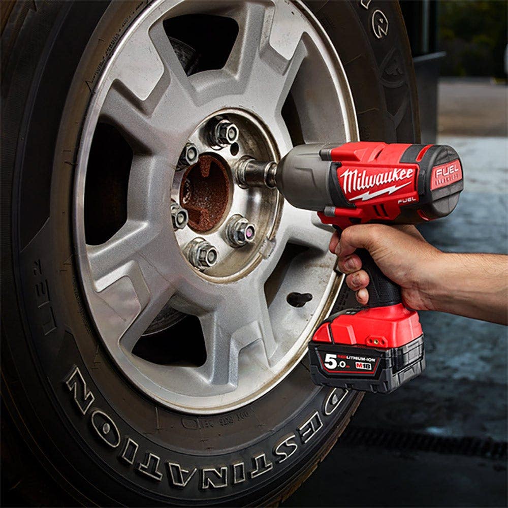 Conjunto de Chaves de Impacto de Alto Torque MILWAUKEE FUEL™ 18V 2 x 5.0 Ah 1/2