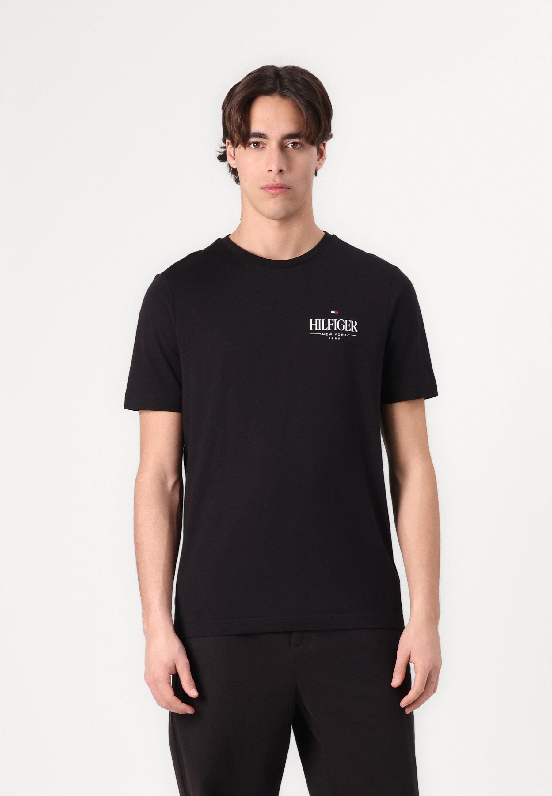 Tommy Hilfiger STACK TEE UNISEXE - T-shirt imprimé - noir