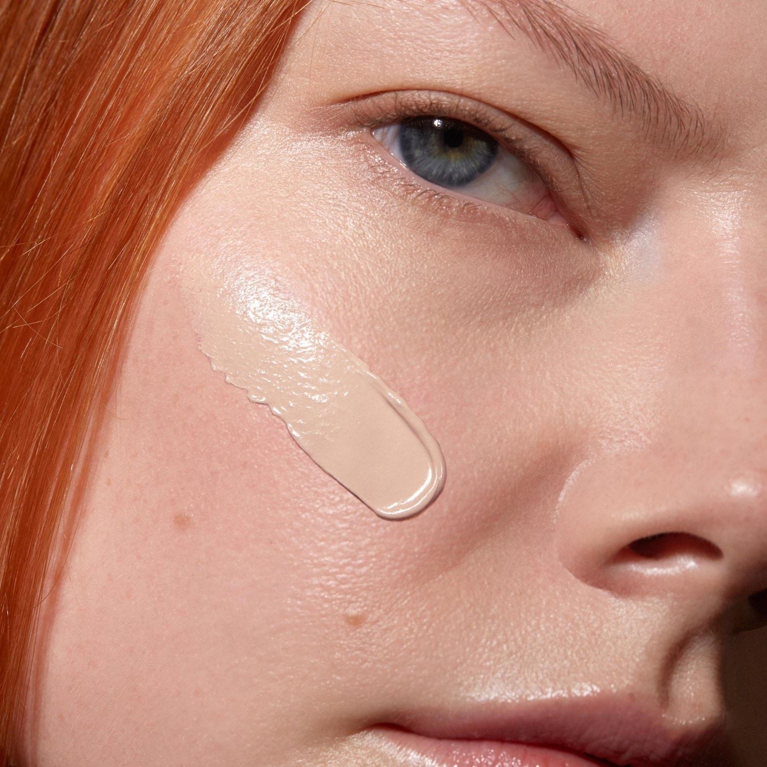 MÁDARA Foundation SKINONYM Semi-Matte Peptide Foundation, Nr. 15 AKMENS - 30 ml