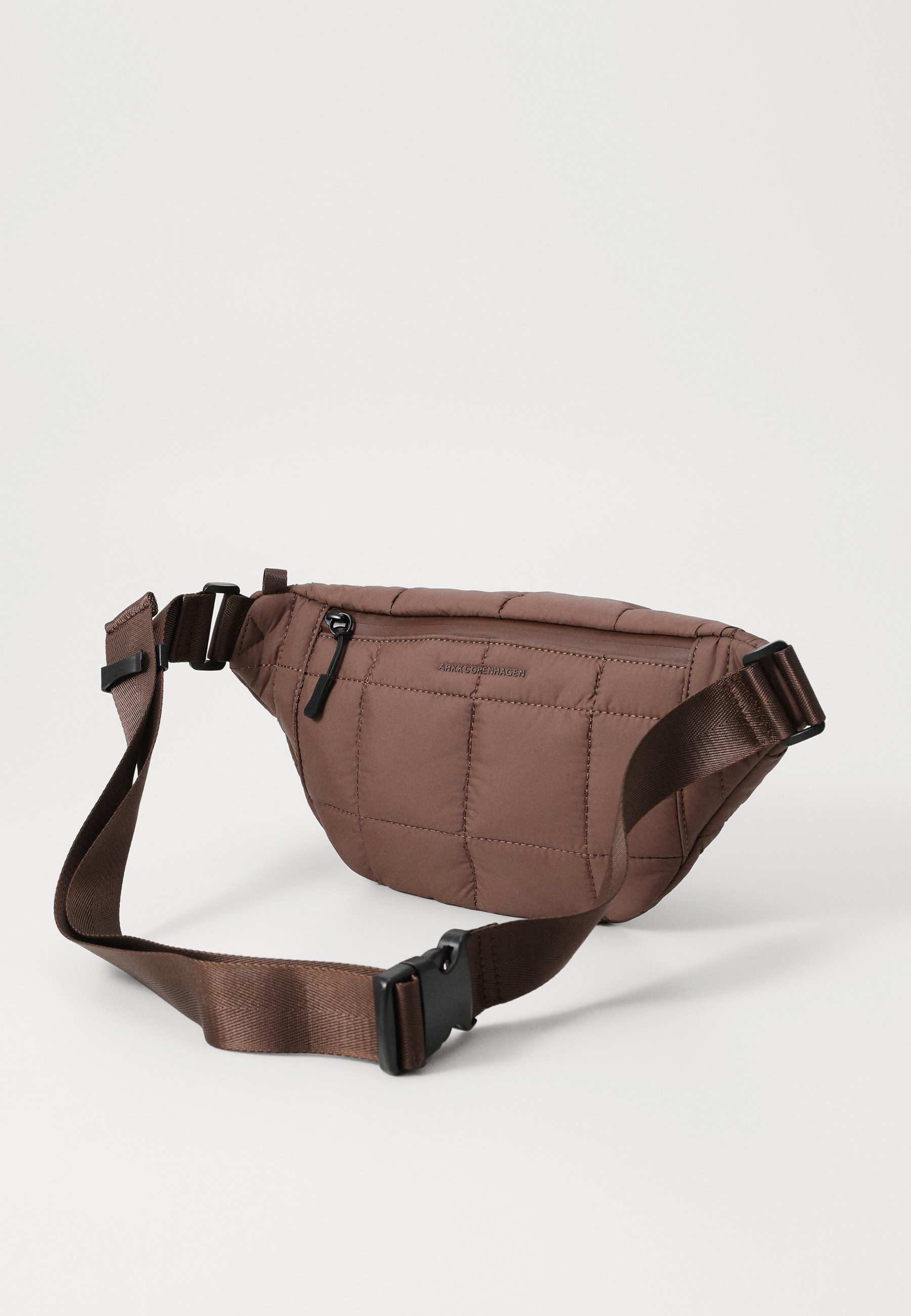 ARKK Copenhagen BUMBAG UNISEX - Sac banane - chocolat