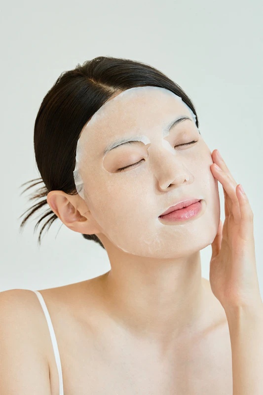 SKIN1004 Madagaskaras Centella Tone Brightening Glow Mask izgaismojoša sejas maska ar nomierinošu efektu