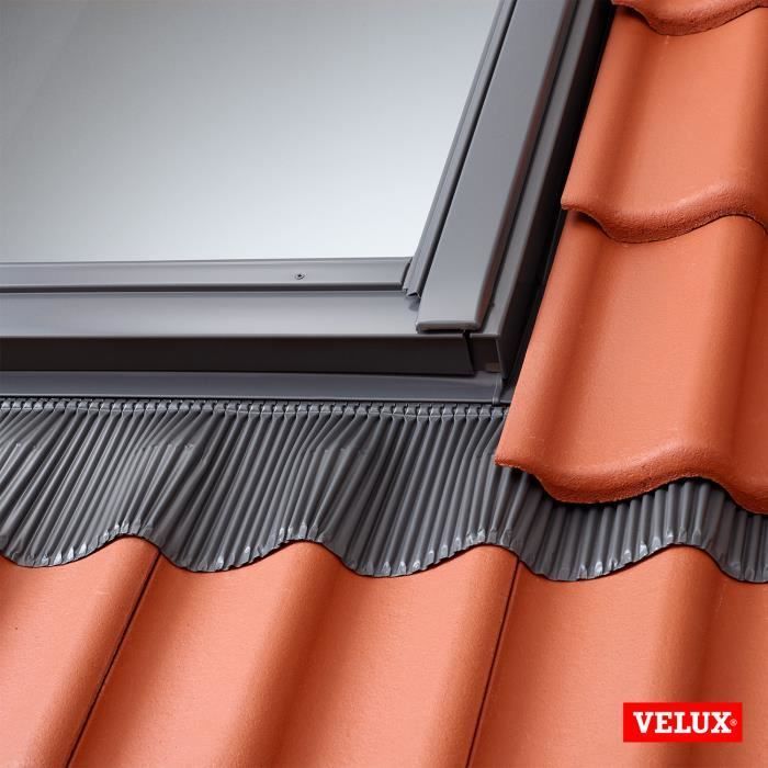 Finestra per tetto VELUX GGL SK06 2054 (114 x 118 cm) in legno, con vetro 54F e guaina di tenuta per tegole VELUX EDW 0000.