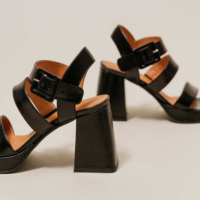Sandales à brides ouvertes et plateformes  en cuir noir