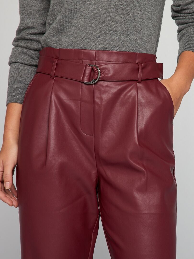 Kunstleren broek met riem - ROOD