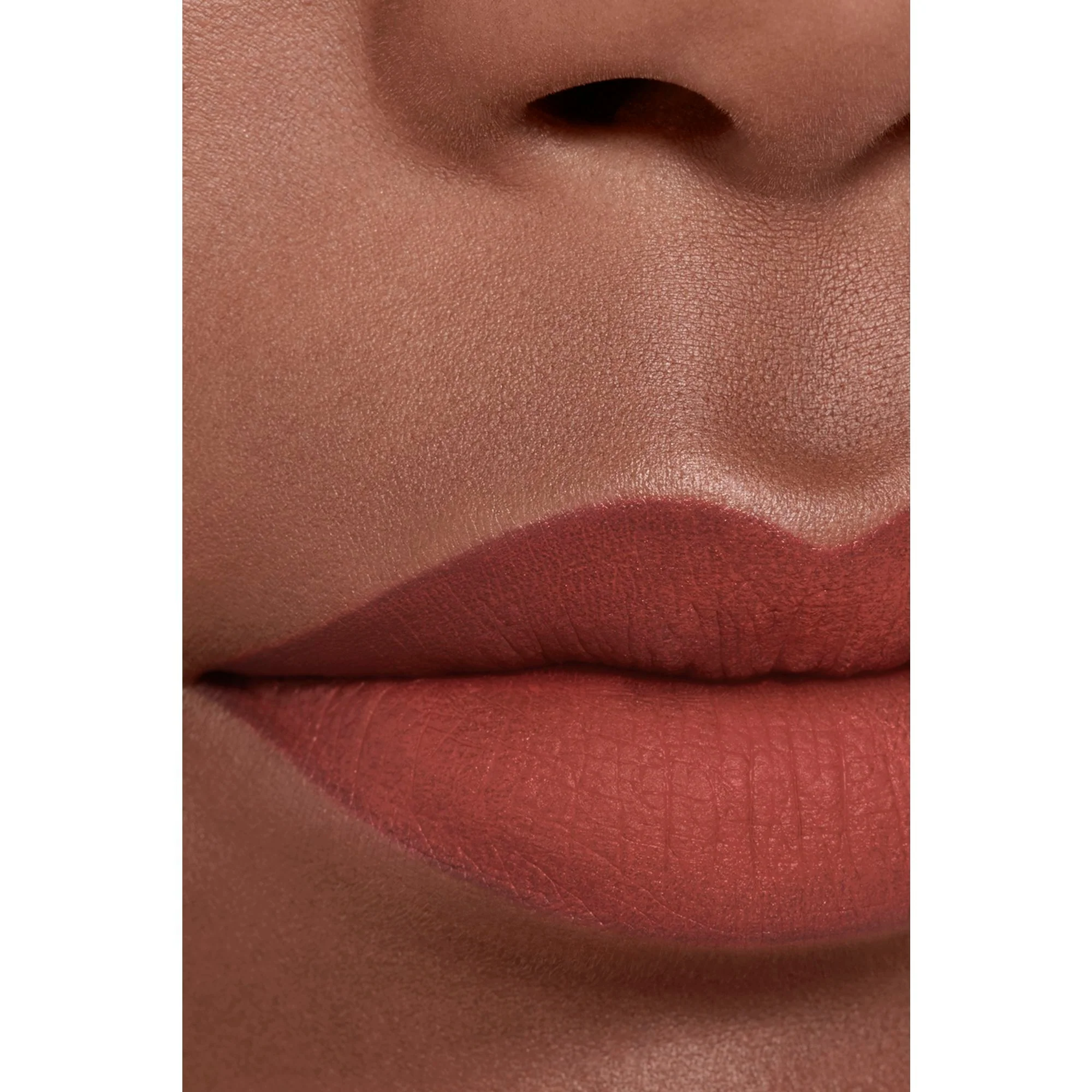 ROUGE ALLURE LIQUID VELVET - IL ROSSETTO FLUIDO OPACO INTENSO ULTRA-TENUTA
