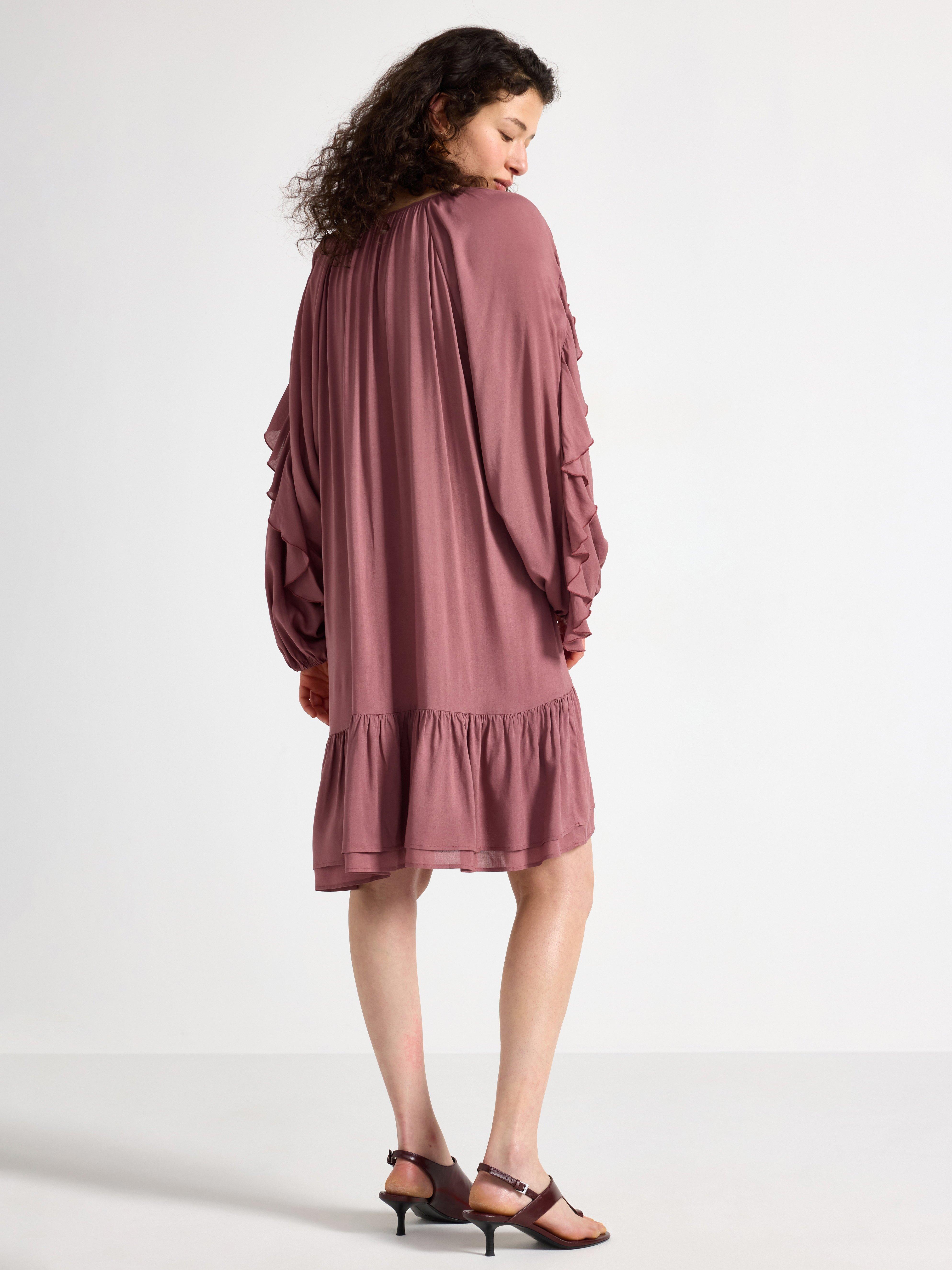 Mini vestido com babados rosa escuro acinzentado
