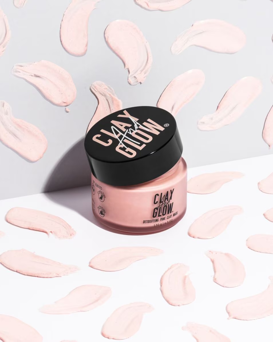 DETOKSIFIKUOJANTI ROŽINIO MOLIO KAUKĖ „CLAY AND GLOW“ ROŽINIO MOLIO KAUKĖ