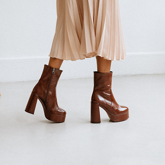 Boots à plateformes et bouts ronds  en vernis plissé marron
