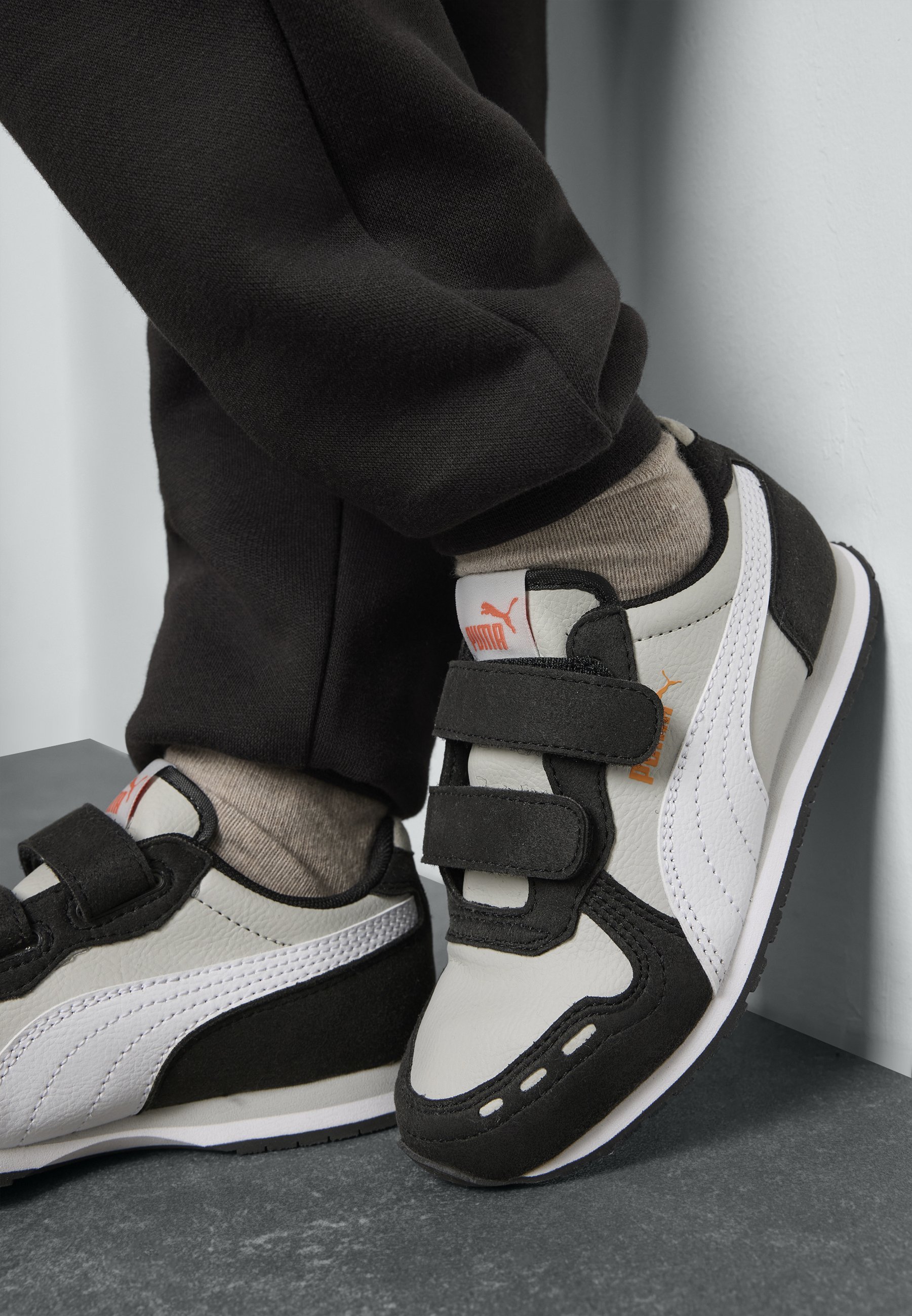 Puma CABANA RACER 20 UNISEX - Sneakers - asgrijs/wit/zwart