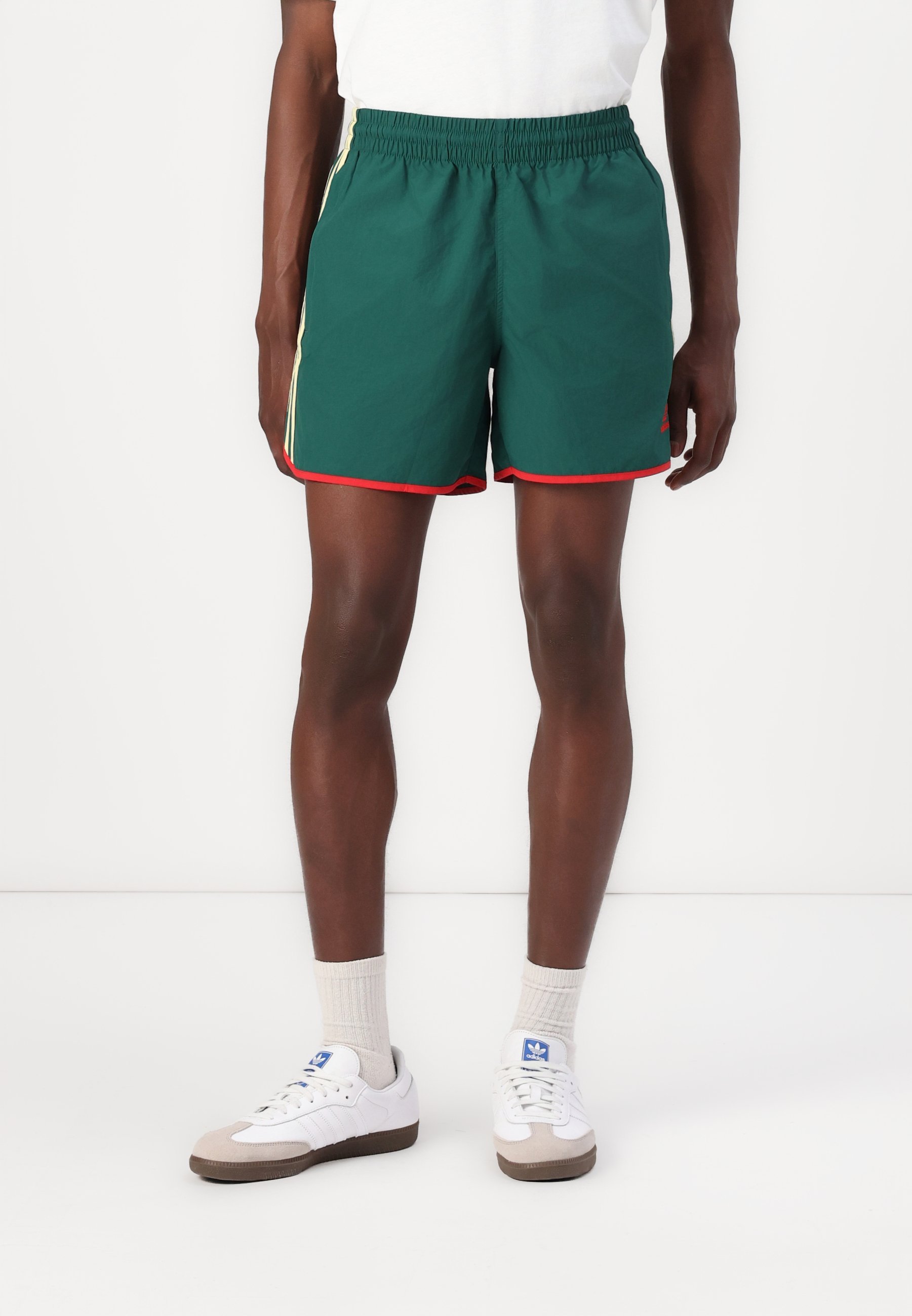 adidas Originals SPRINTER - Rövidnadrág - egyetemi zöld/púder sárga