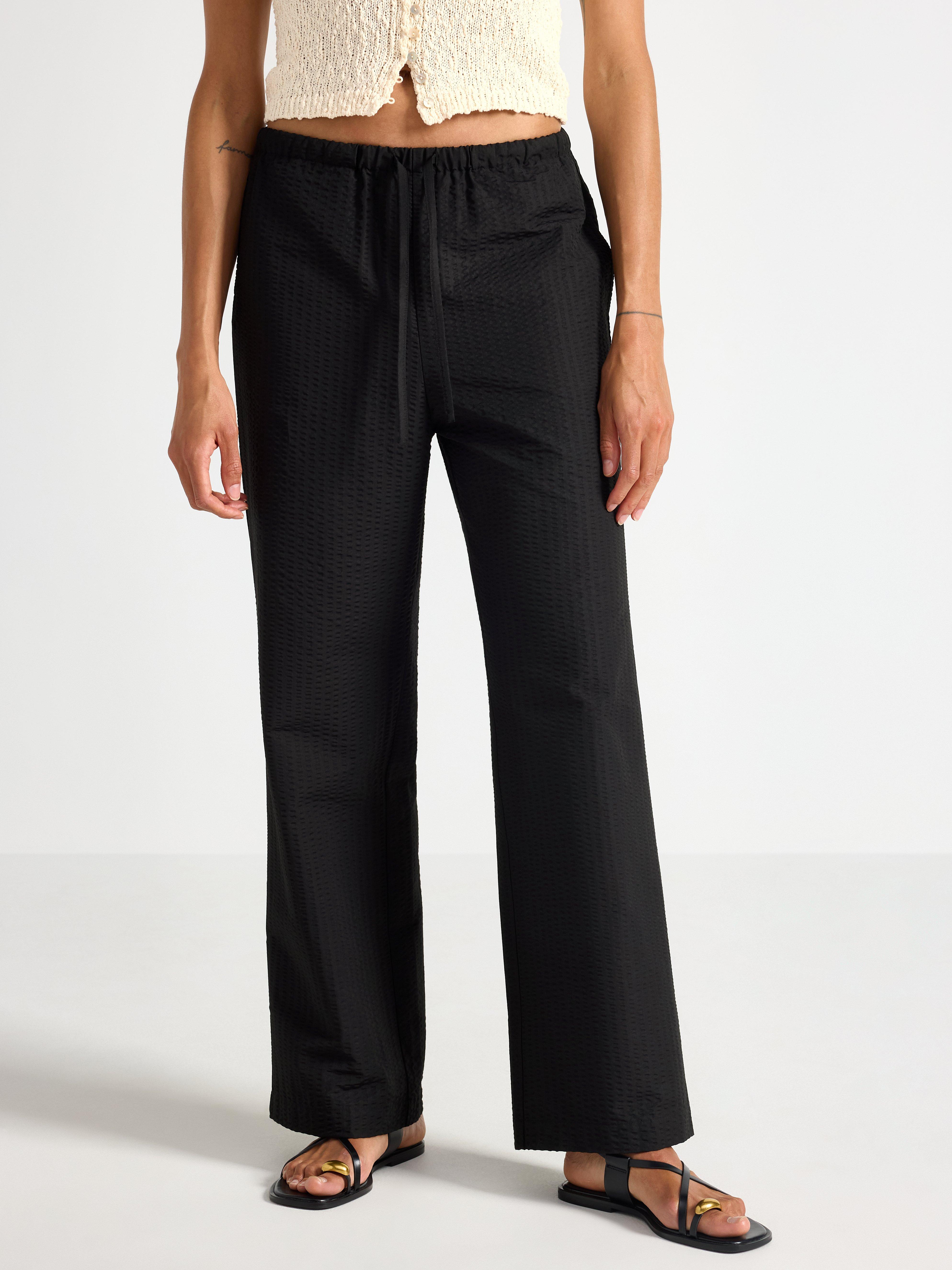 Pantalones rectos acampanados de color negro