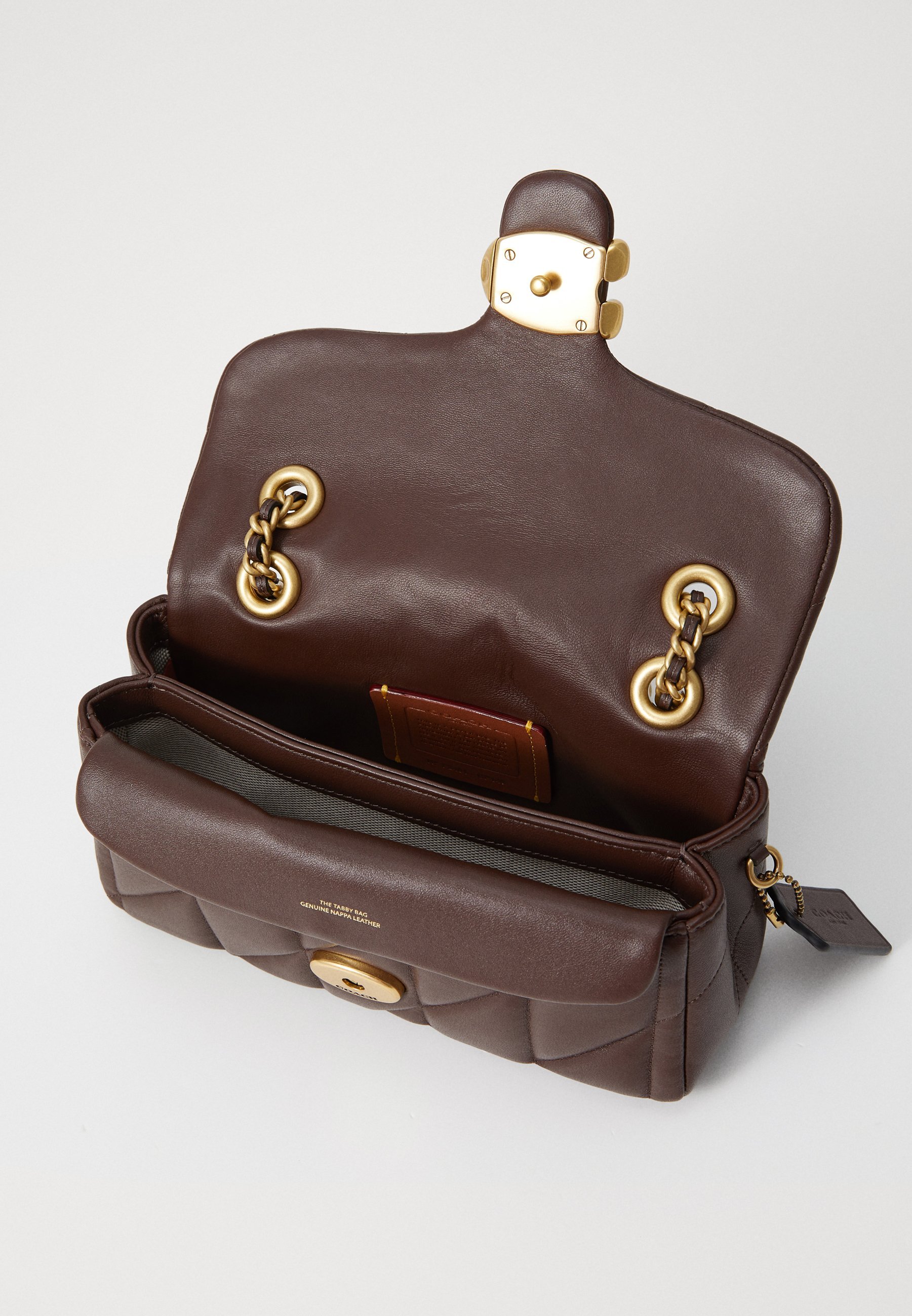TORBA NA RAMIĘ COACH TABBY 20 Z PIKOWANIEM PODUSZKOWYM - Torebka typu cross body - brązowa