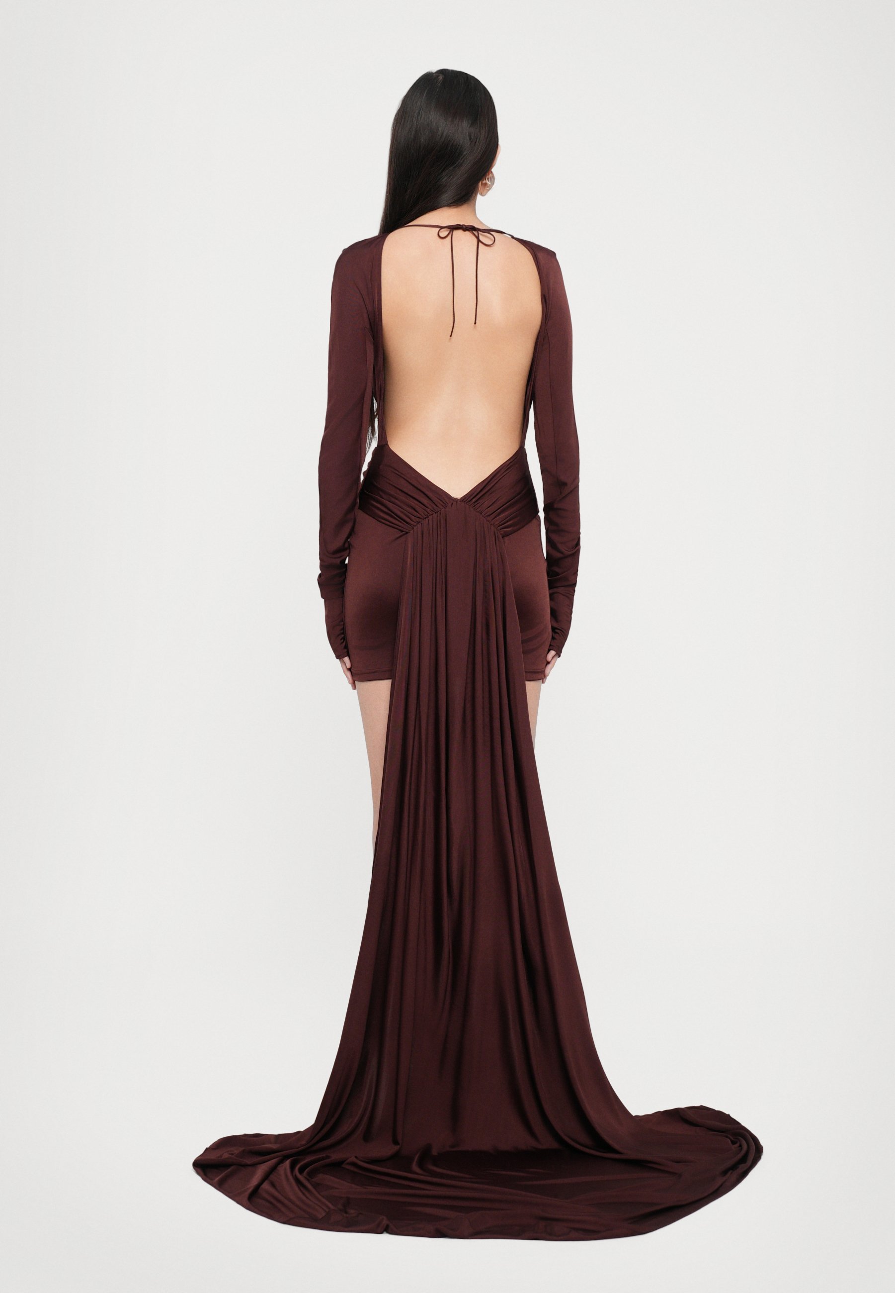 Vestido longo David Koma com costas abertas e detalhe franzido - Ideal para ocasiões especiais - cor bordô