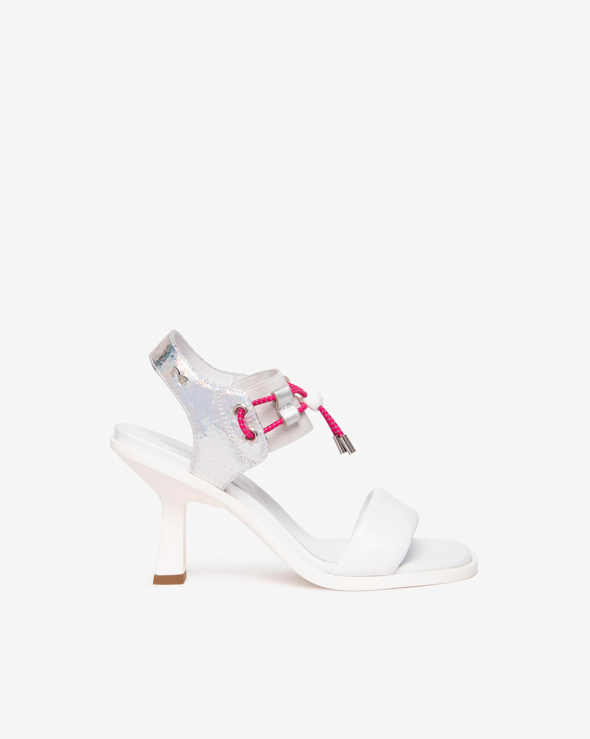  Damensandalen aus Leder und technischen Materialien