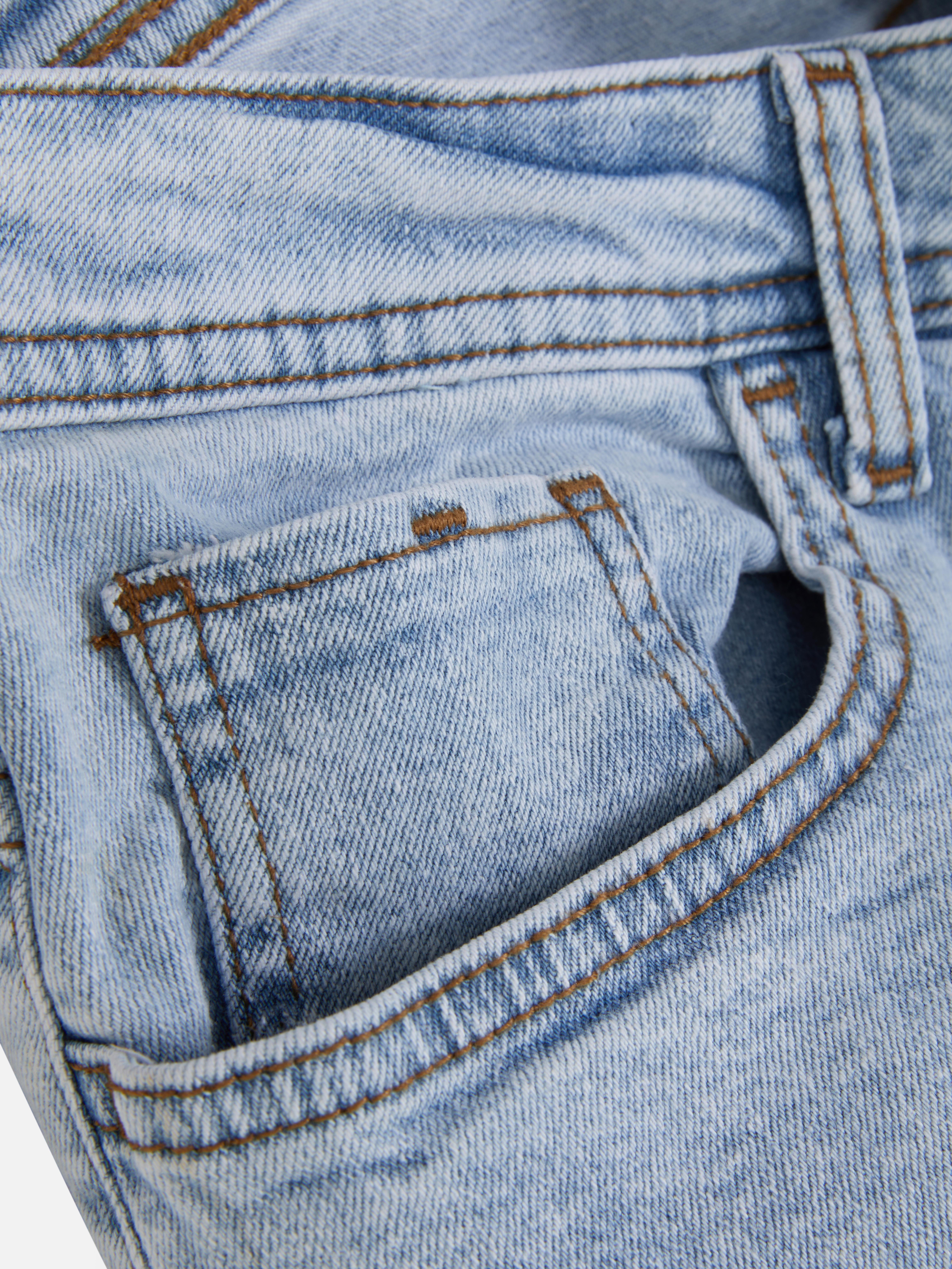 Gerade geschnittene Stretch-Jeans mit verdecktem Reißverschluss und fünf Taschen.