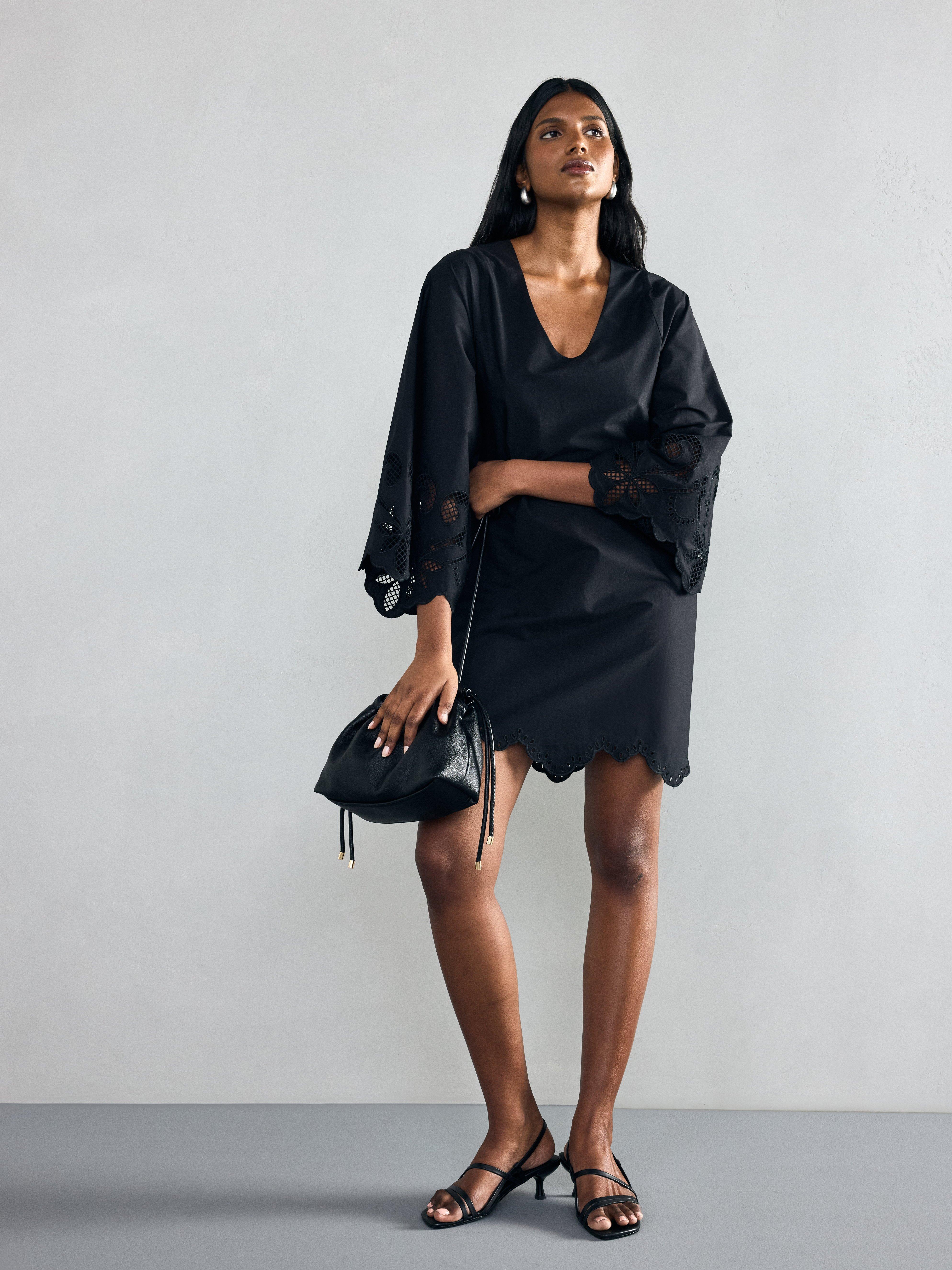 Mini vestido com detalhes em renda preta
