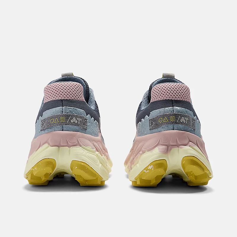 Fresh Foam X More Trail v3 för män – Arctic Grey med Orb Pink och Tea Tree
