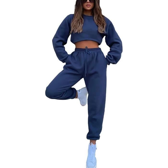 Conjunto de agasalho feminino com forro de pele sintética, composto por blusa de moletom e calça de moletom, azul.