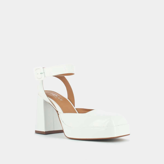 Babies à bouts carrés et talons  en vernis blanc