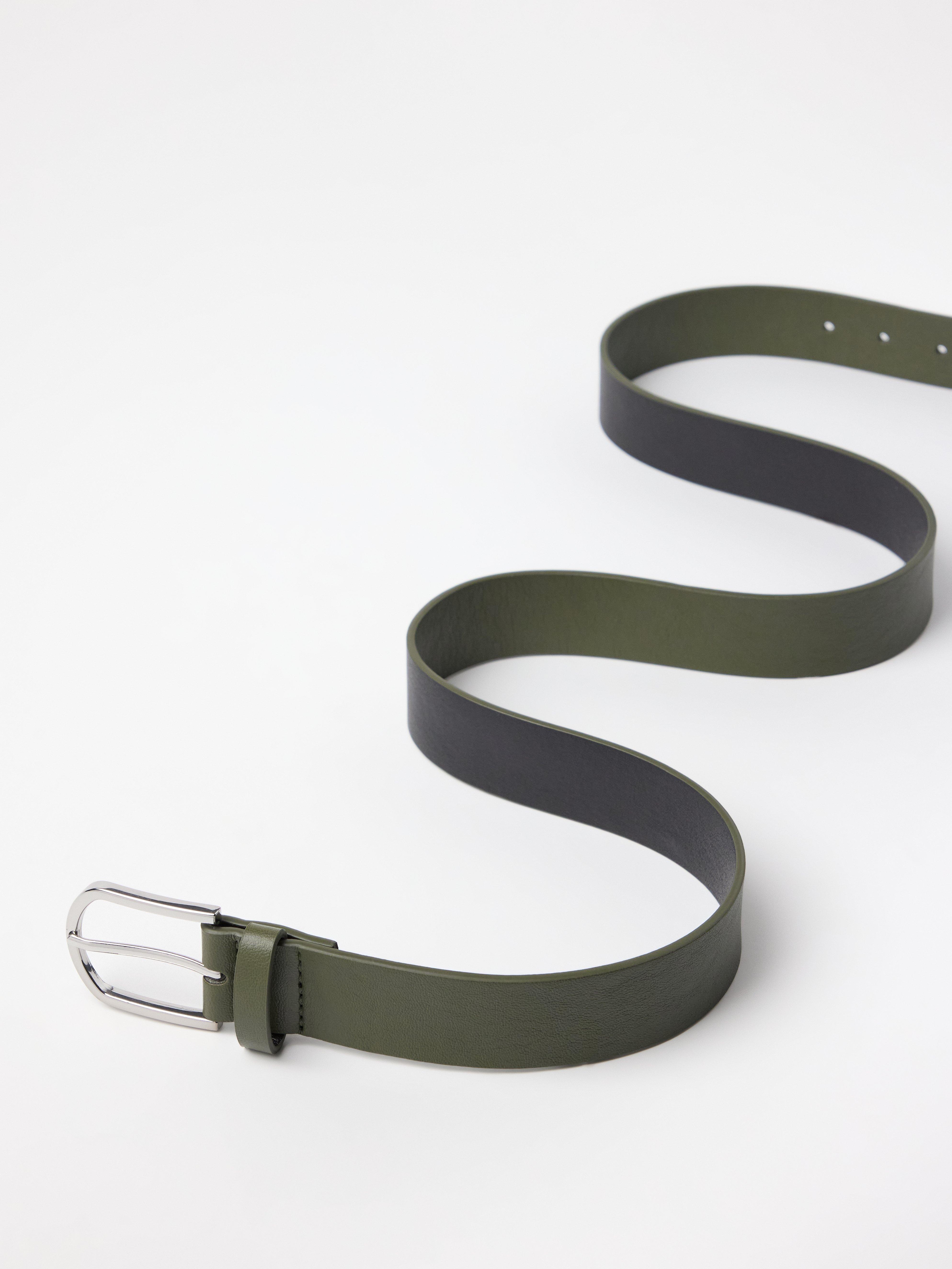 Ceinture à boucle métallique vert foncé poussiéreux