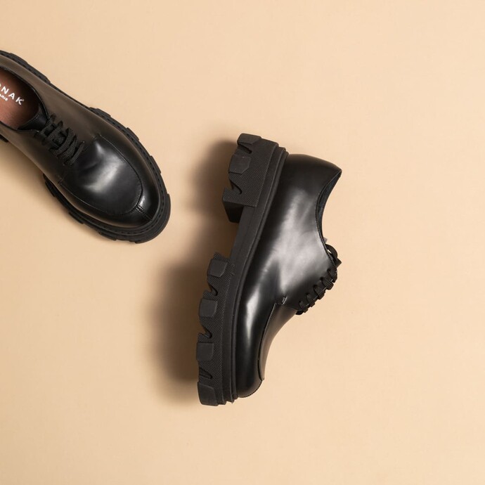 Derbies à semelles crantées  en cuir noir