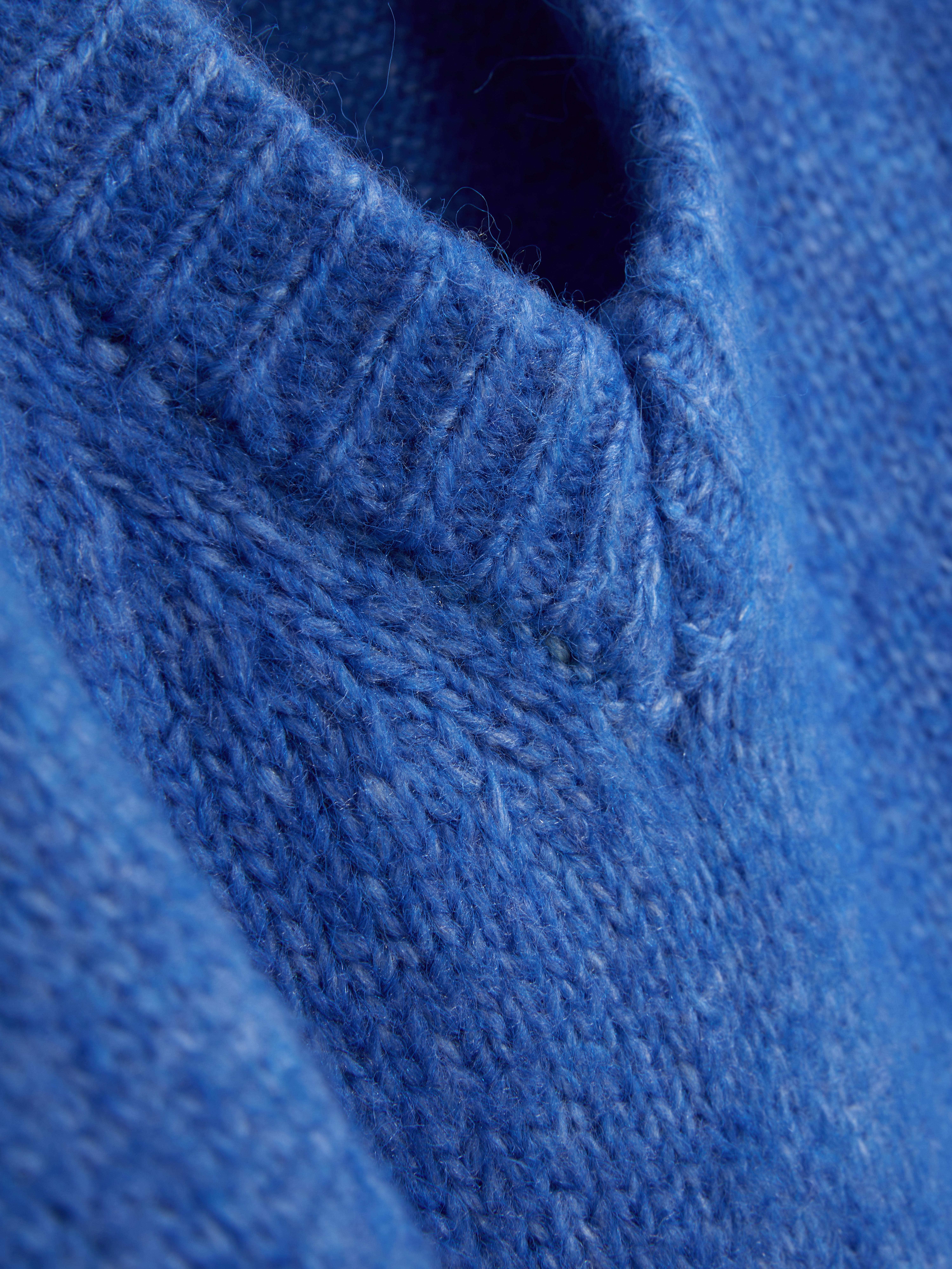 Locker geschnittener Pullover mit V-Ausschnitt, überschnittenen Schultern, gerippten Bündchen und angerauter Oberfläche