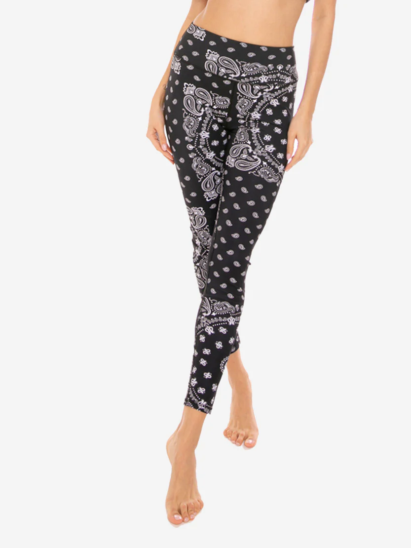 Leggings de yoga con estampado integral de pañuelo negro.