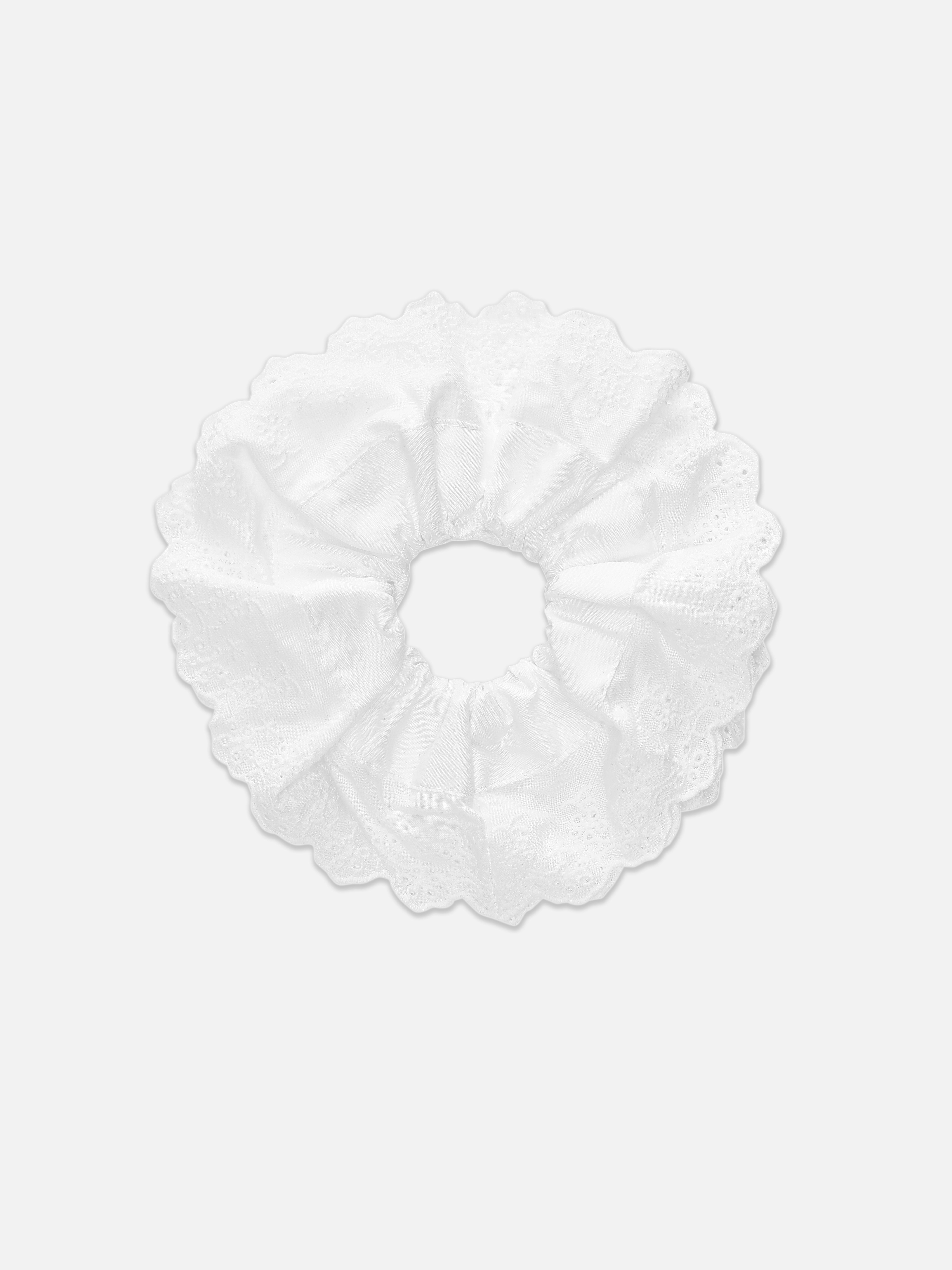Elastică mare cu broderie anglaise. Ține-ți părul departe de față cu această elastică mare cu broderie anglaise.