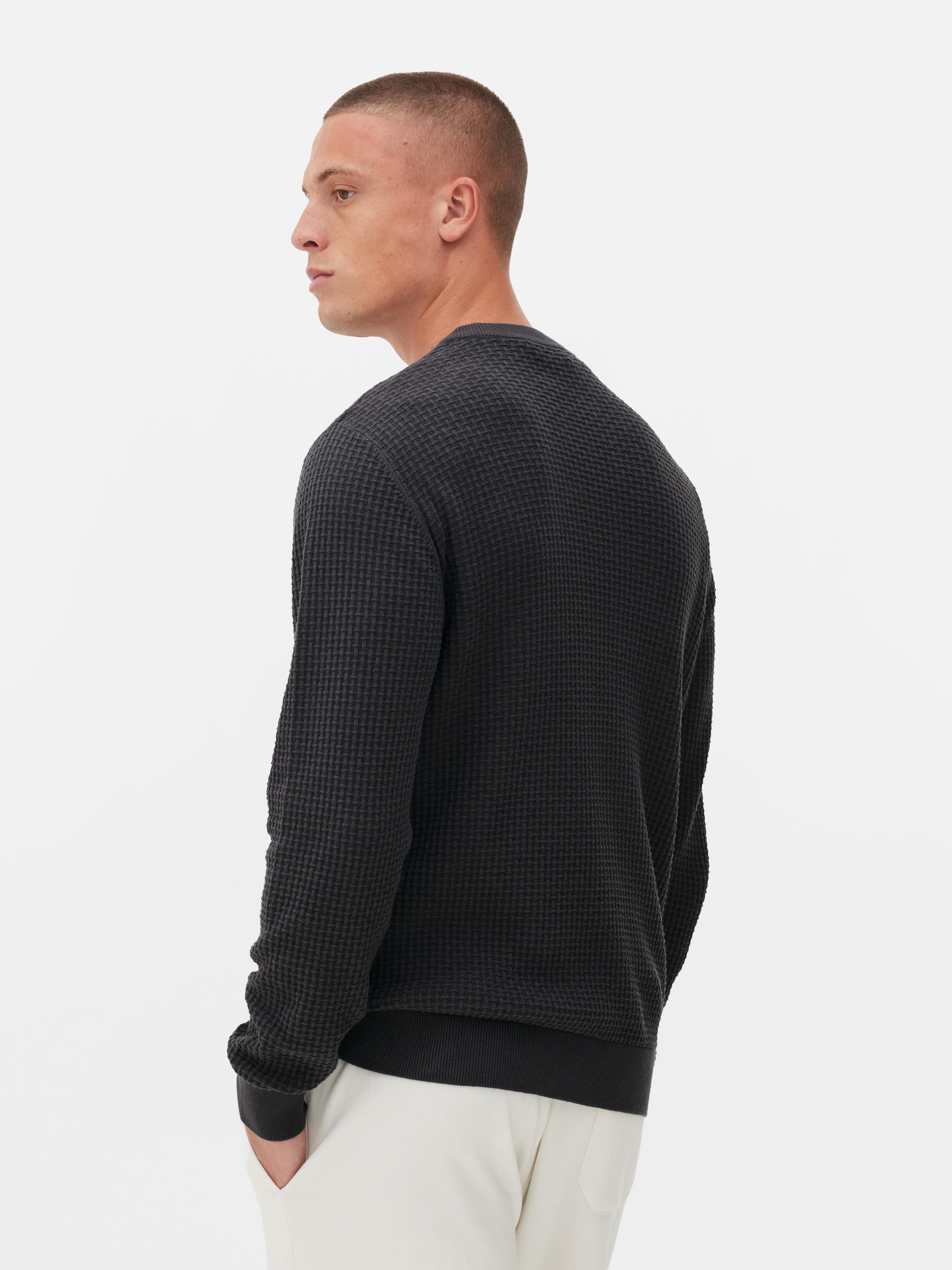 Pulover cu guler rotund și model împletit în stil coș Nu există nimic mai confortabil decât puloverul nostru cu guler rotund și model împletit în stil coș, cu manșete striate