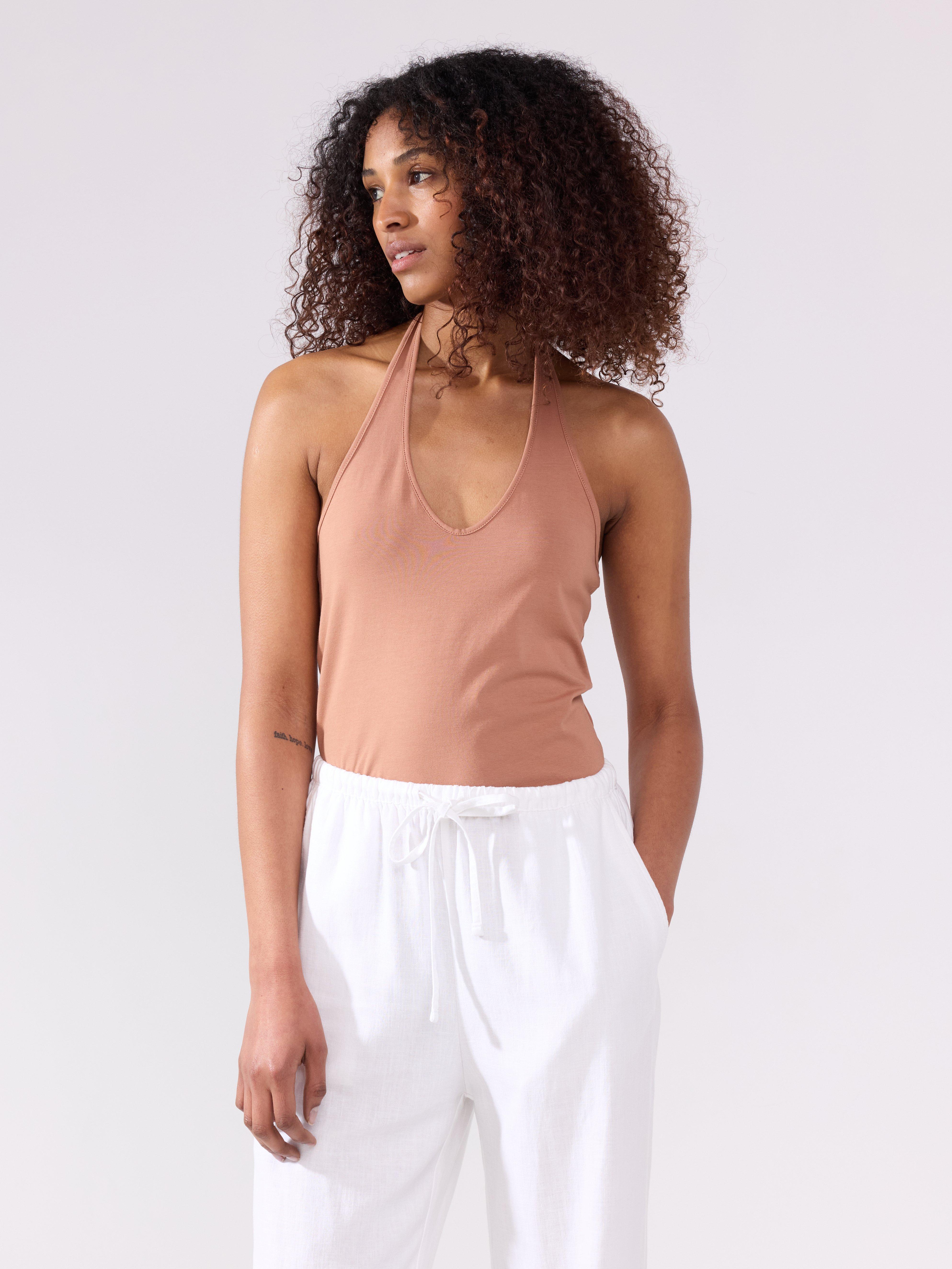 Top de cuello halter color beige oscuro