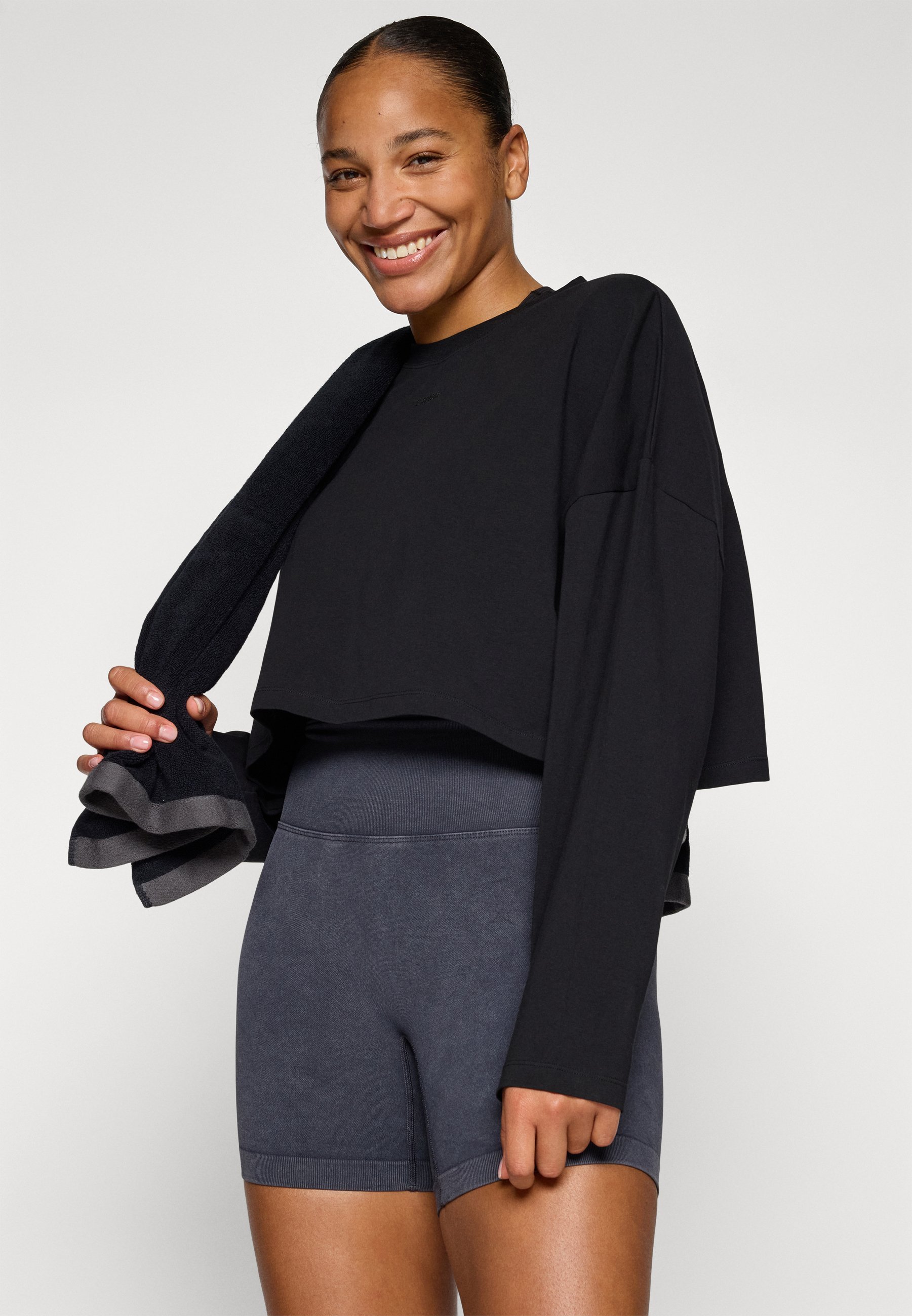 Stärkeres, gewaschenes, kurzes Langarmshirt – schwarz